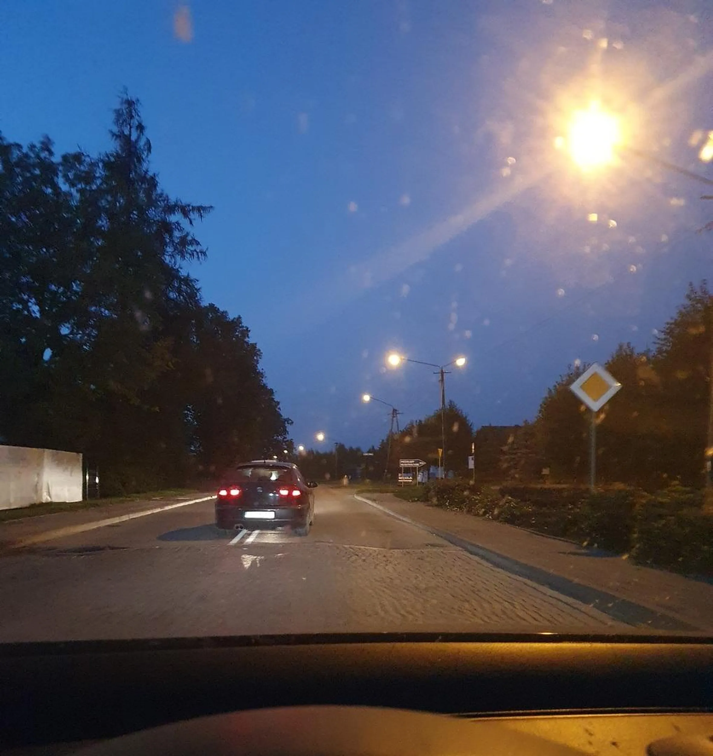 Chłop swoim gruzem spychał inne auta, jechał jak deb..