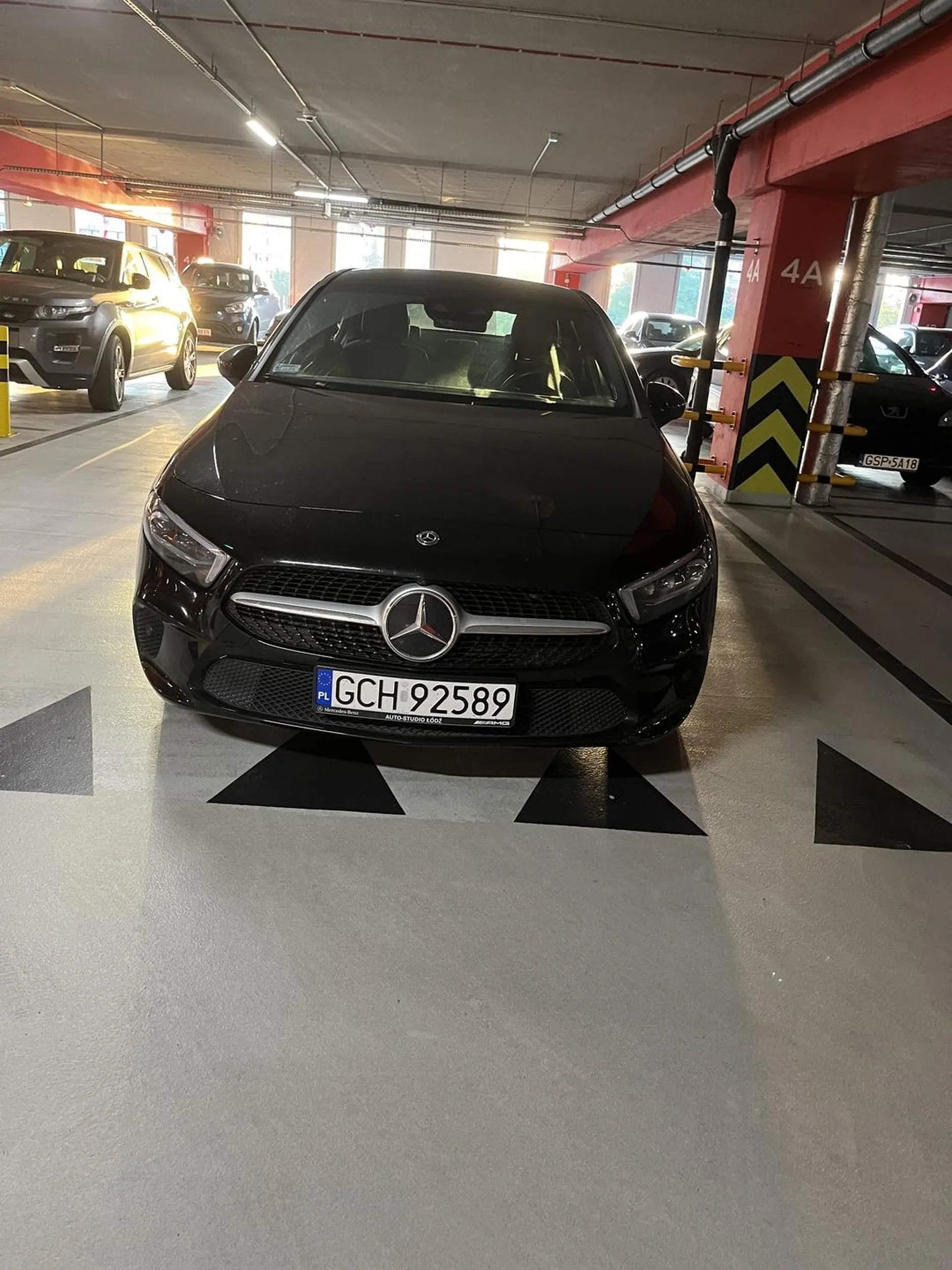 Ewidentnie nie umie korzystać z parkingu bo zablokowała przejazd
