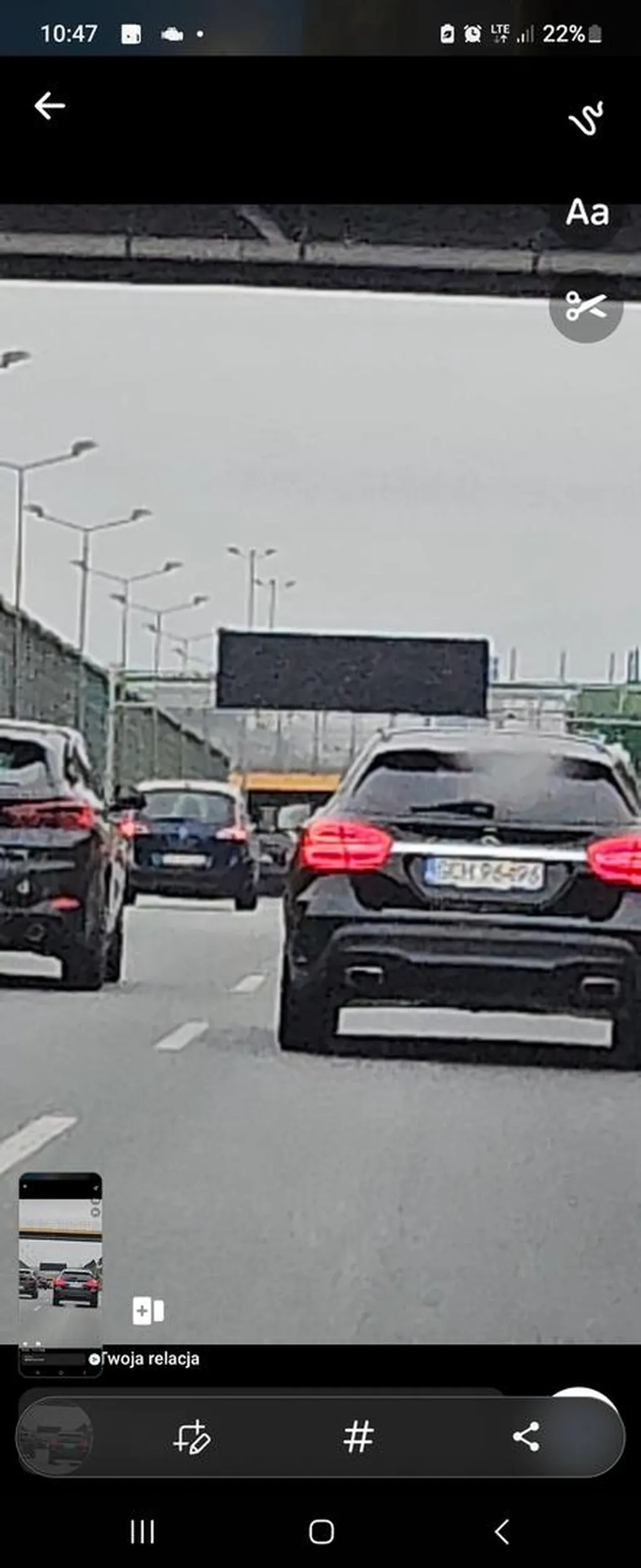 Chory psychicznie wariat. Po mrugnięciu długimi na jaśnie pana spowodowałem eksplozję anusa. Chłop z gębą bandyty, z dzieckiem w foteliku szarżuje na losowych ludzi, gotowych wepchnąć ich na barierki. Drze i kłapie mordą przez szybę żeby na poboczu sobie wyjaśnić. Po pomachaniu mu sprzętem speniał, fajka zmiękła, jednak nie odpuścił. Ścigał dwa samochody przez 30 kilometrów, chcąc zjechać na ślimaka i uciec od niego w ostatniej chwili odbijał z powrotem na trasę. Oby ci ten dzieciak w foteliku wyleciał przez okno kozaku. Pozdro