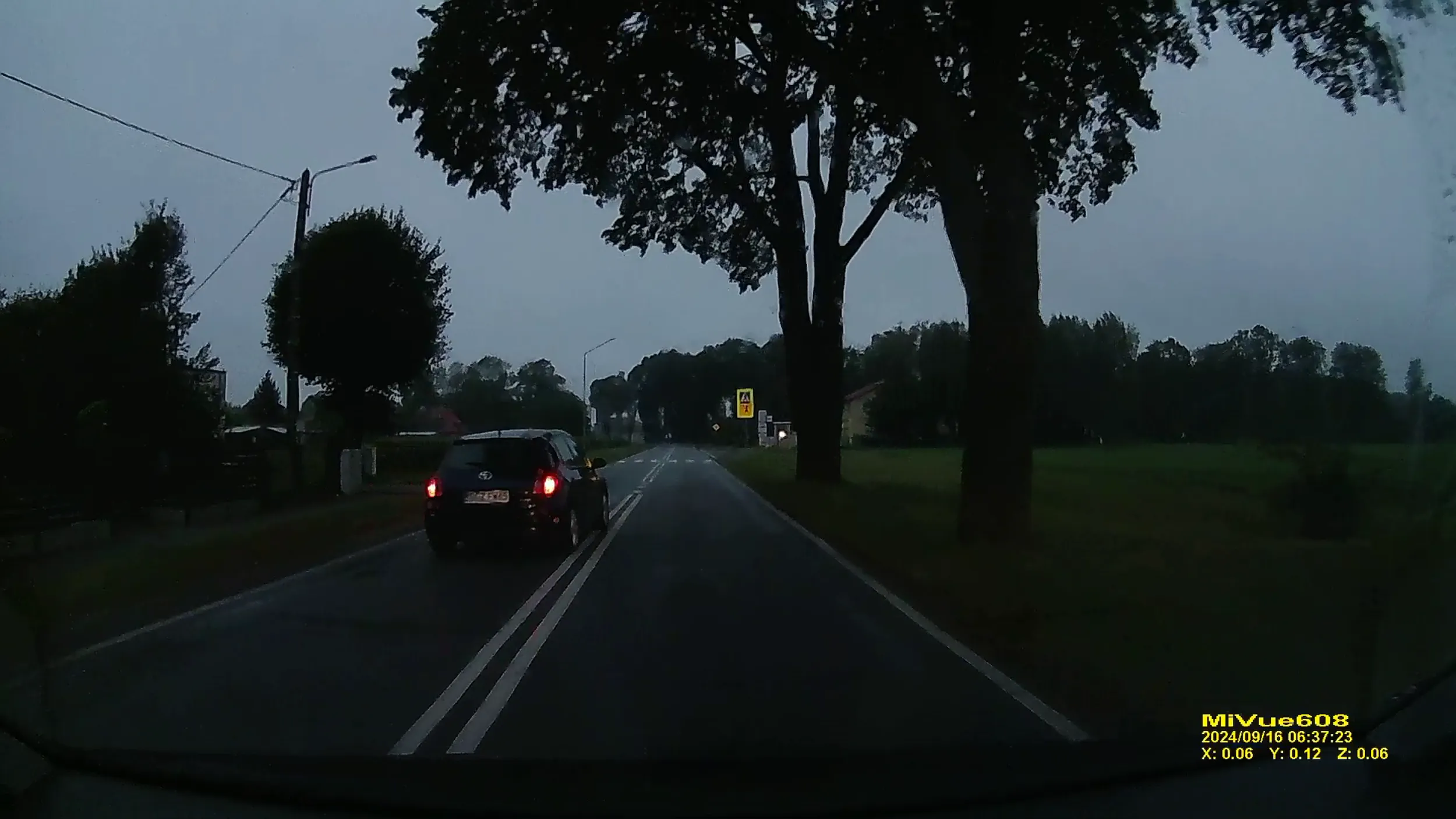 Podwójna ciągła, przejście dla pieszych, ograniczenie do 40 km/h.