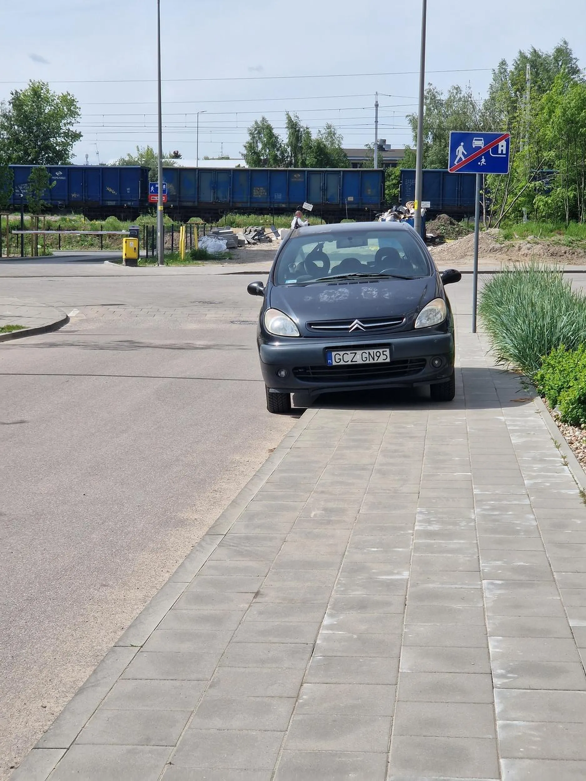 Strefa zamieszkania, chodnik - ale kto by się przejmował.  Prawo jazdy znalezione w chipsach.
