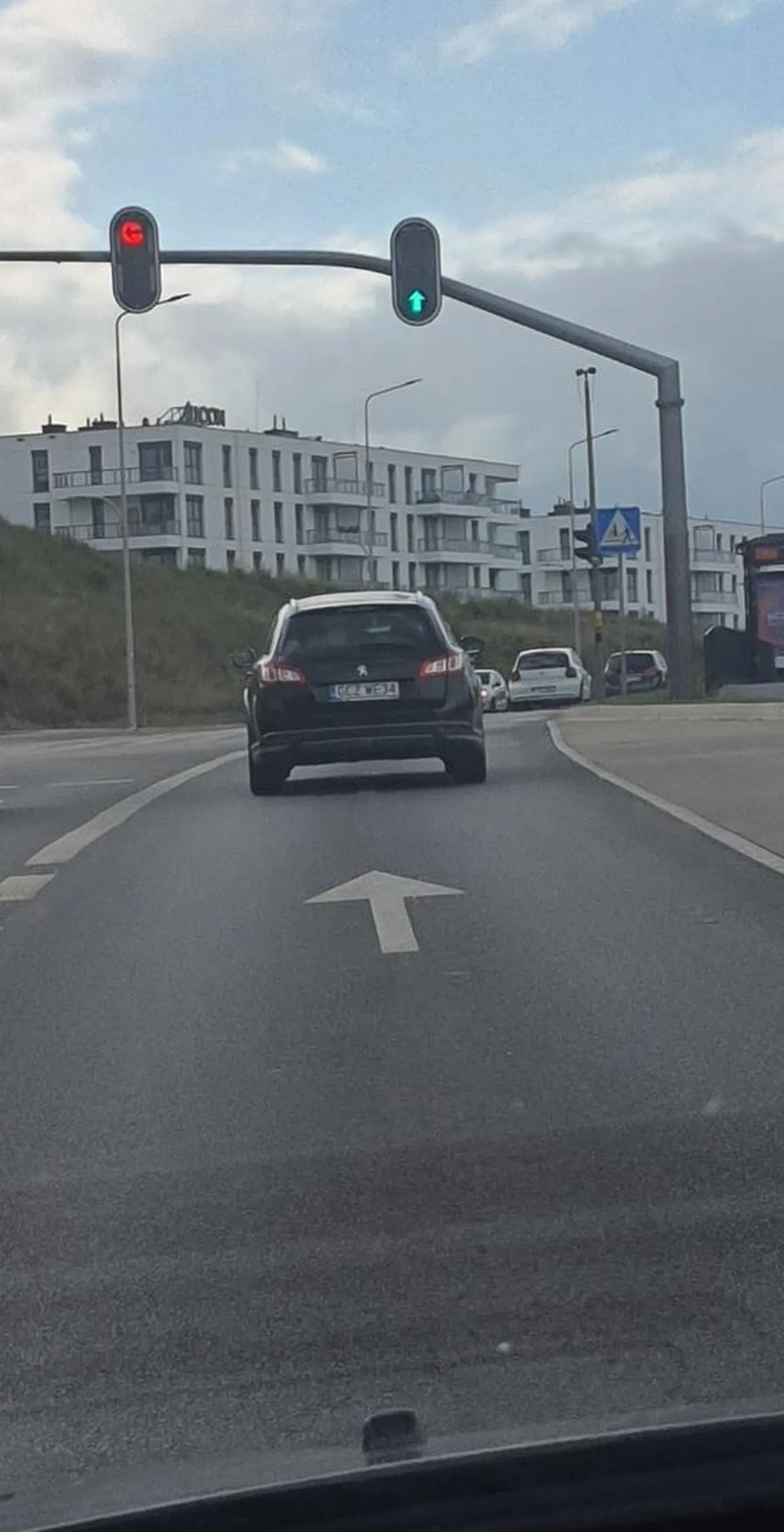 Pięknie wyprzedza stojących na czerwonym świetle, różaniec na lusterku i św Krzysztof a tak łamie przepisy niezgodnie że swoją wiara. Nie ładnie