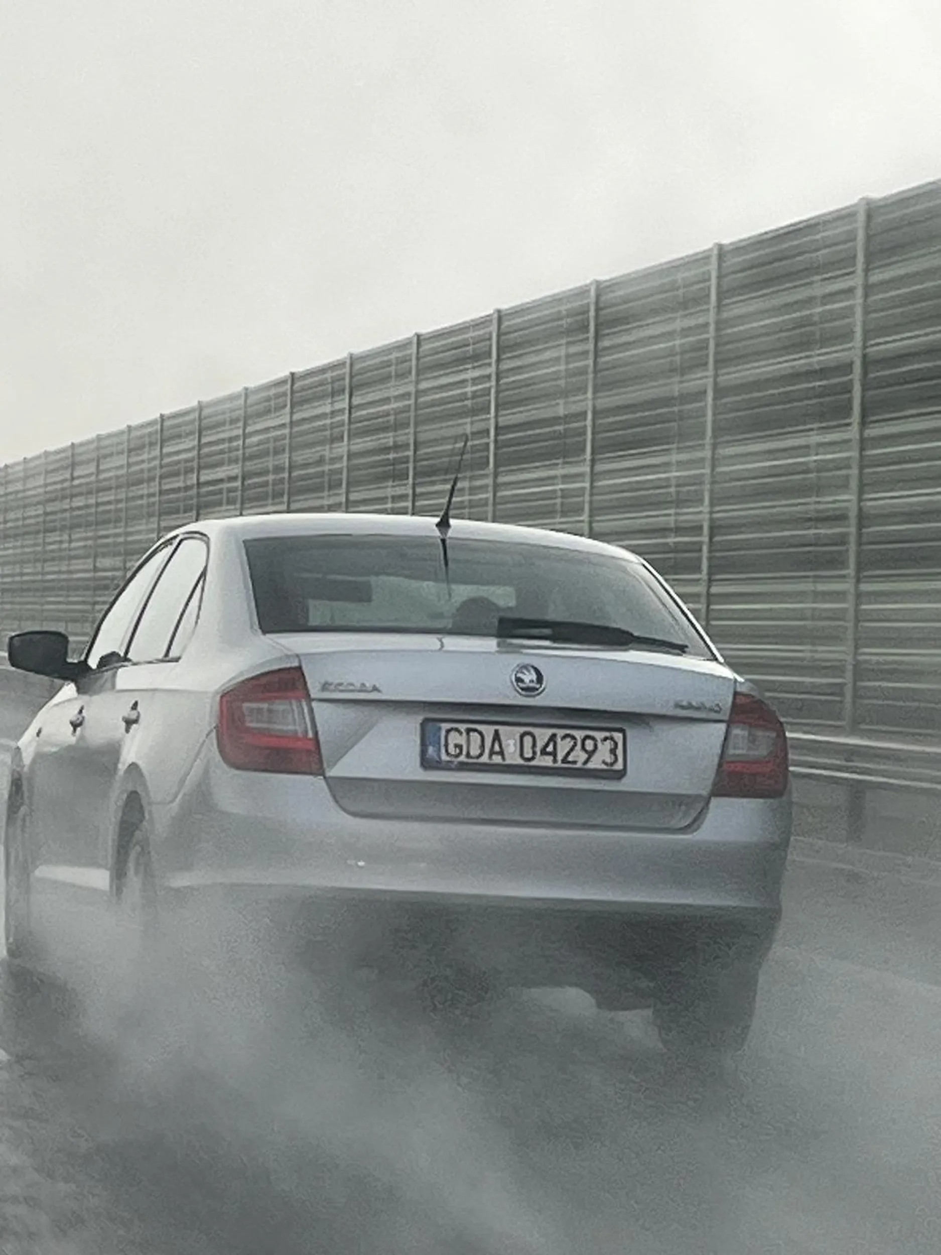 Naucz się że jeżeli pada idiotko to zapalaj światła