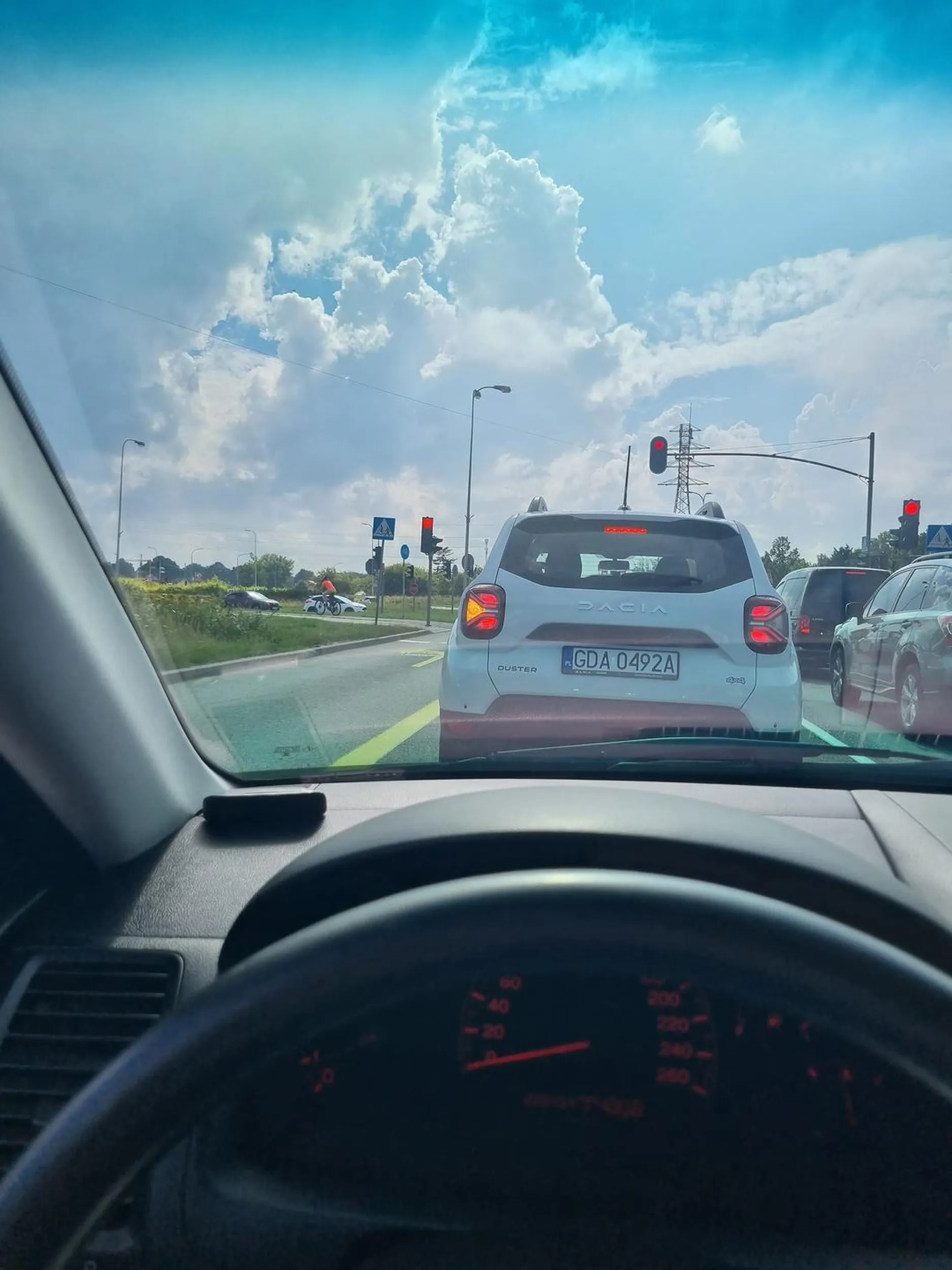 Przez takich kierowców jak Ty tworzą się korki. Skoro skręcasz w lewo i masz pas do skrętu w lewo wolny to fajnie byłoby się tam ustawić a nie stać na pasie do jazdy na wprost i w lewo tworząc korek dla tych co chcą jechać prosto.