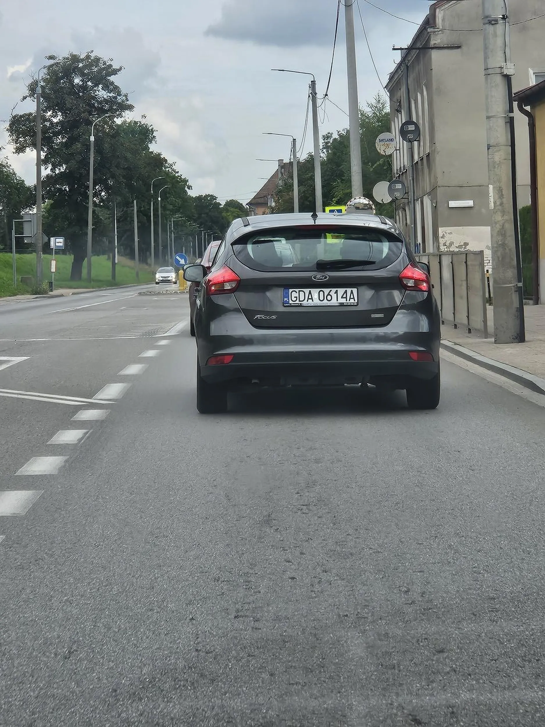 Uwaga na tą kobietę ! Nie zna przepisów ruchu drogowego i wymusza pierwszenstwo