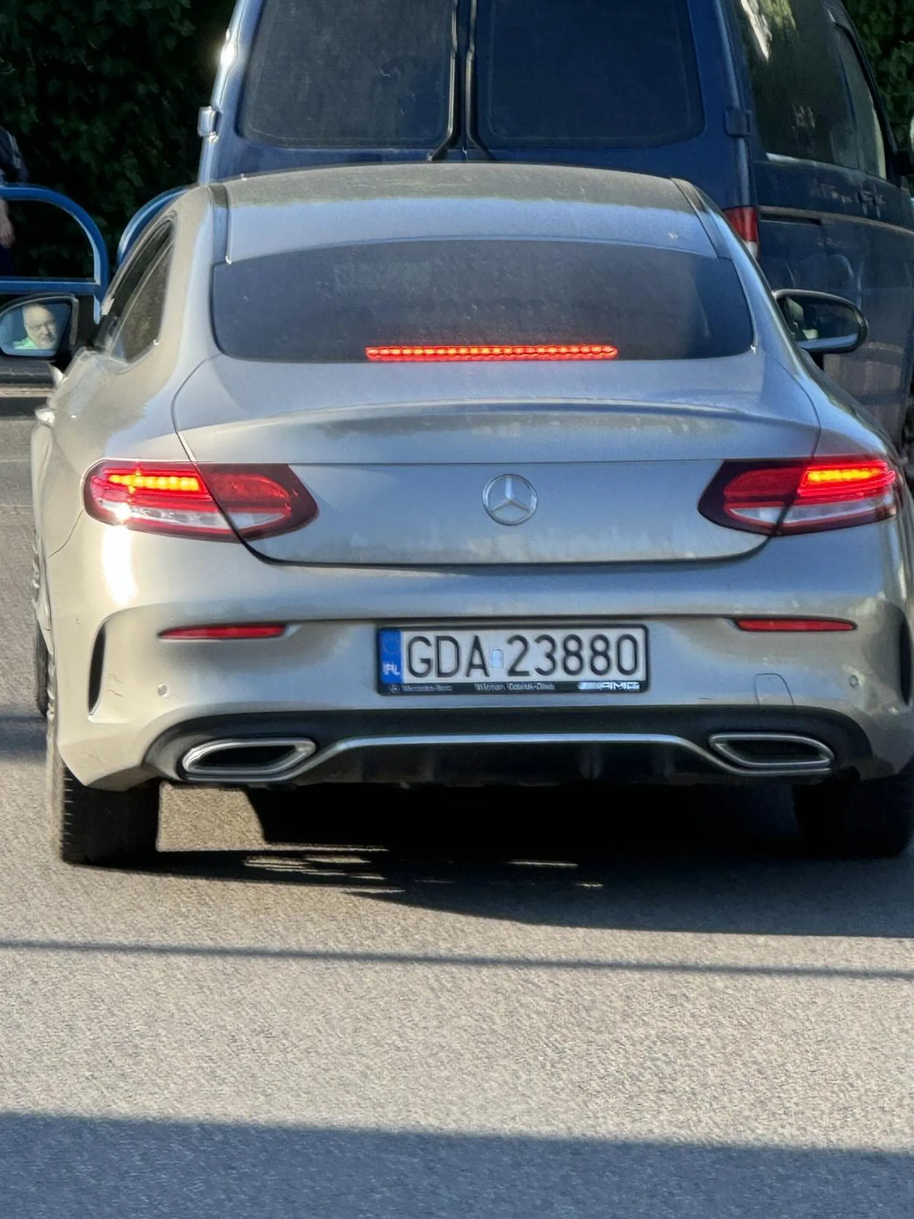 Gruba maciora z upasionym knurem wpierniczają się w sklepie w kolejce żeby zaoszczędzić minutę, w dodatku parkują w miejscu dla niepełnosprawnych ale prawdoppdobnie mają żółte papiery więc mogą