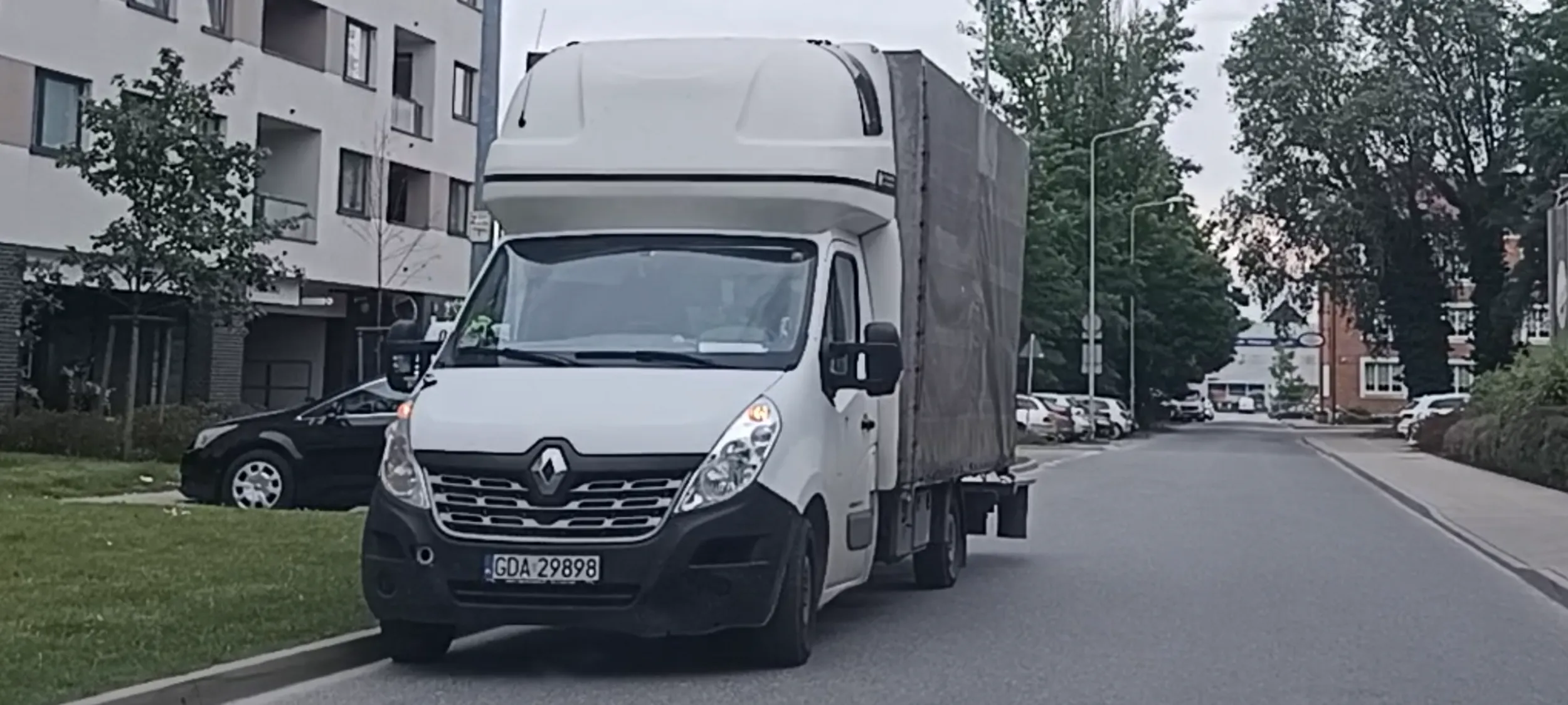 Ameba parkingowa stoi przed samym przejściem dla pieszych i zasłania widoczność