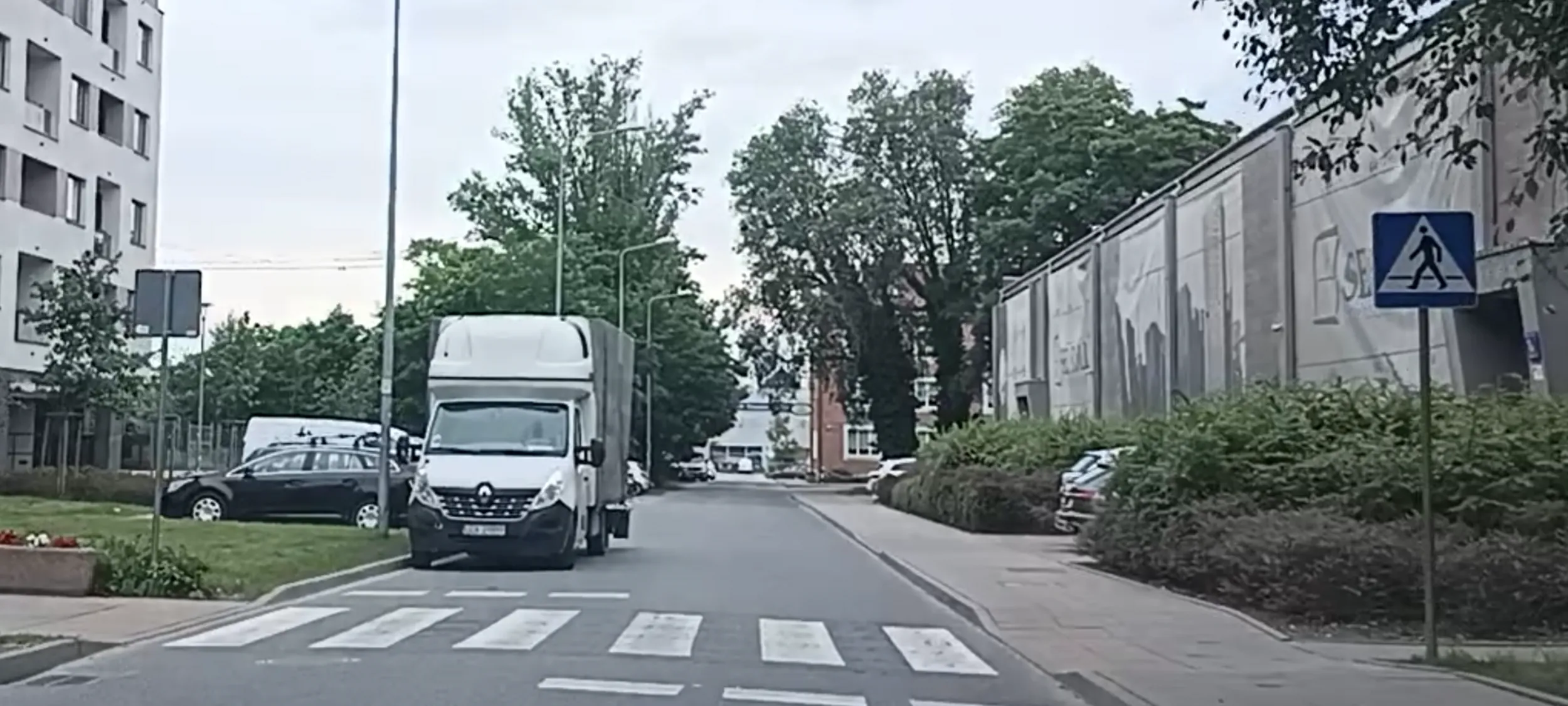 Ameba parkingowa stoi przed samym przejściem dla pieszych i zasłania widoczność