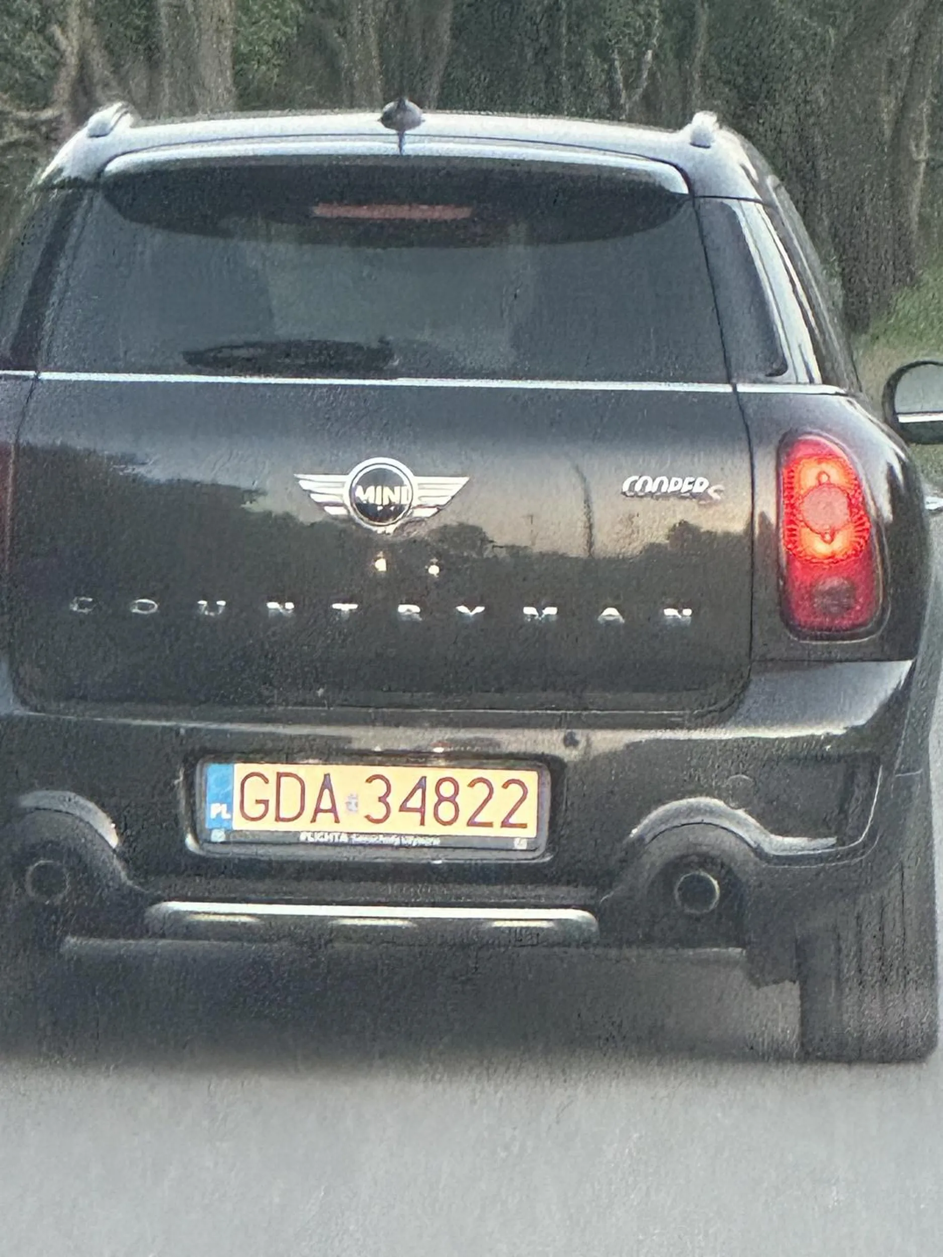 Przy wyprzedzaniu zaczął przyśpieszać, doprawdzajac prawie do czołówki, wcześniej zajechał drogę na wyjeździe z parkingu