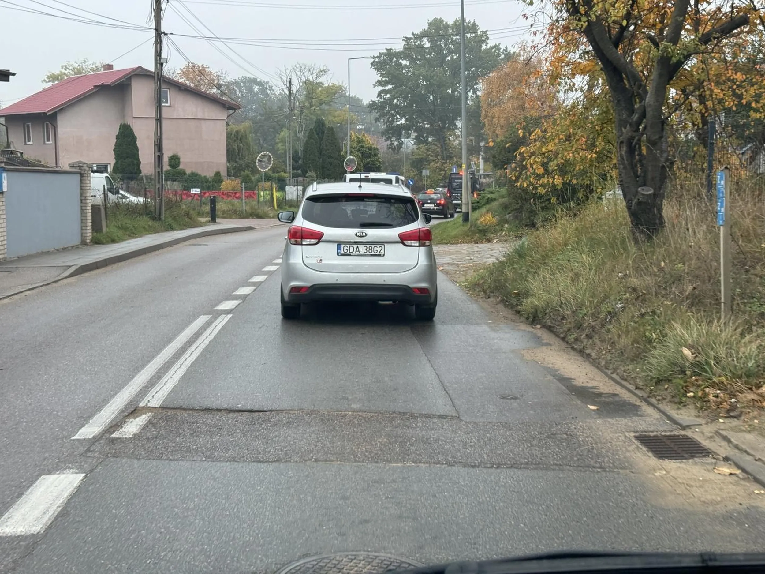 Ten nierozgarnięty kmiot zaczął wyprzedzać mnie na zakorkowanym skrzyżowaniu bo nie podobało mu się że czekam aż będę mógł zjechać