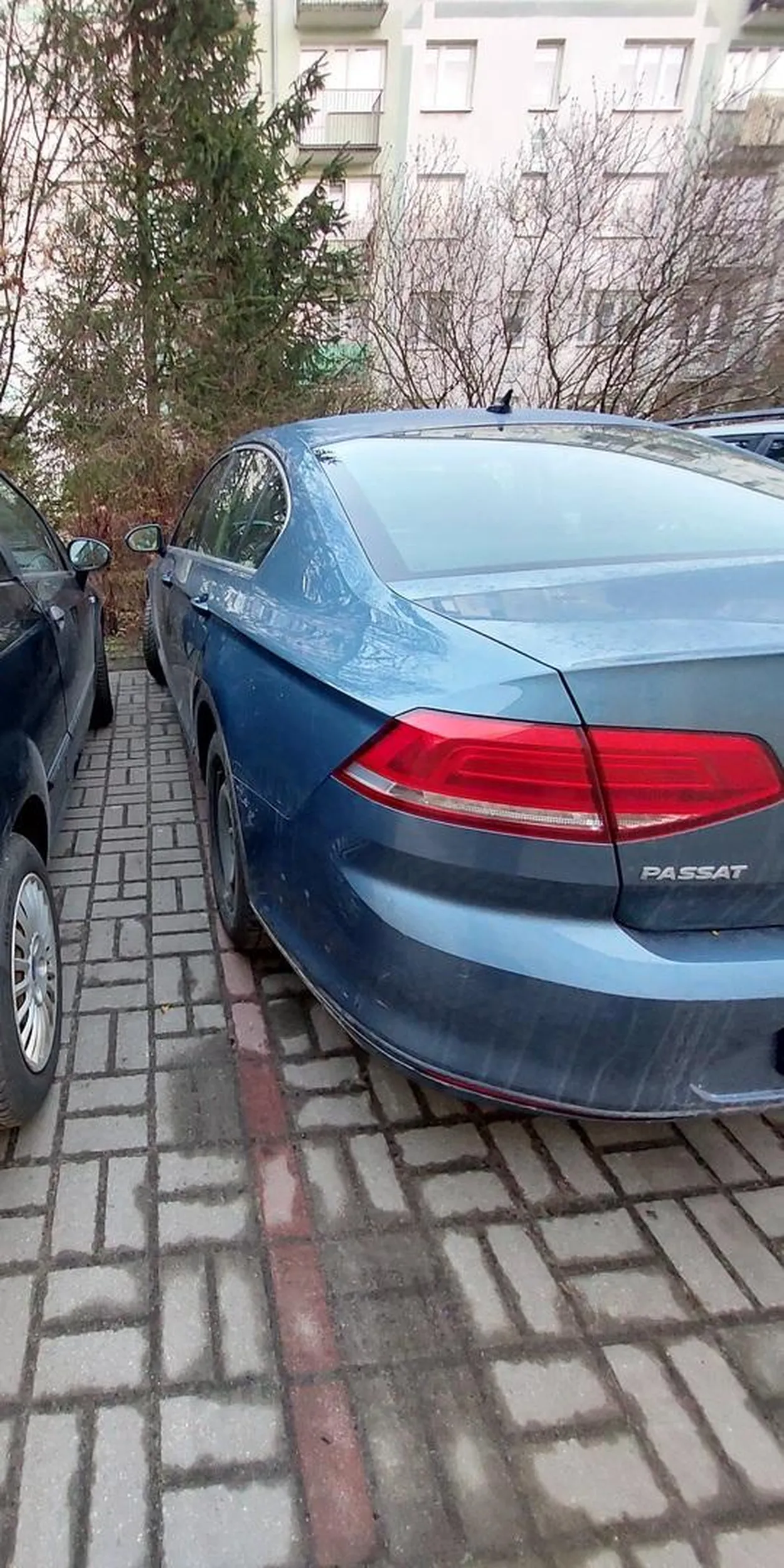 Błagam naucz się parkować, weź pod uwagę, że pod blokiem nie ma szerokich miejsc parkingowych. Plus bez identyfikatora nie wolno tu wjeżdżać :)