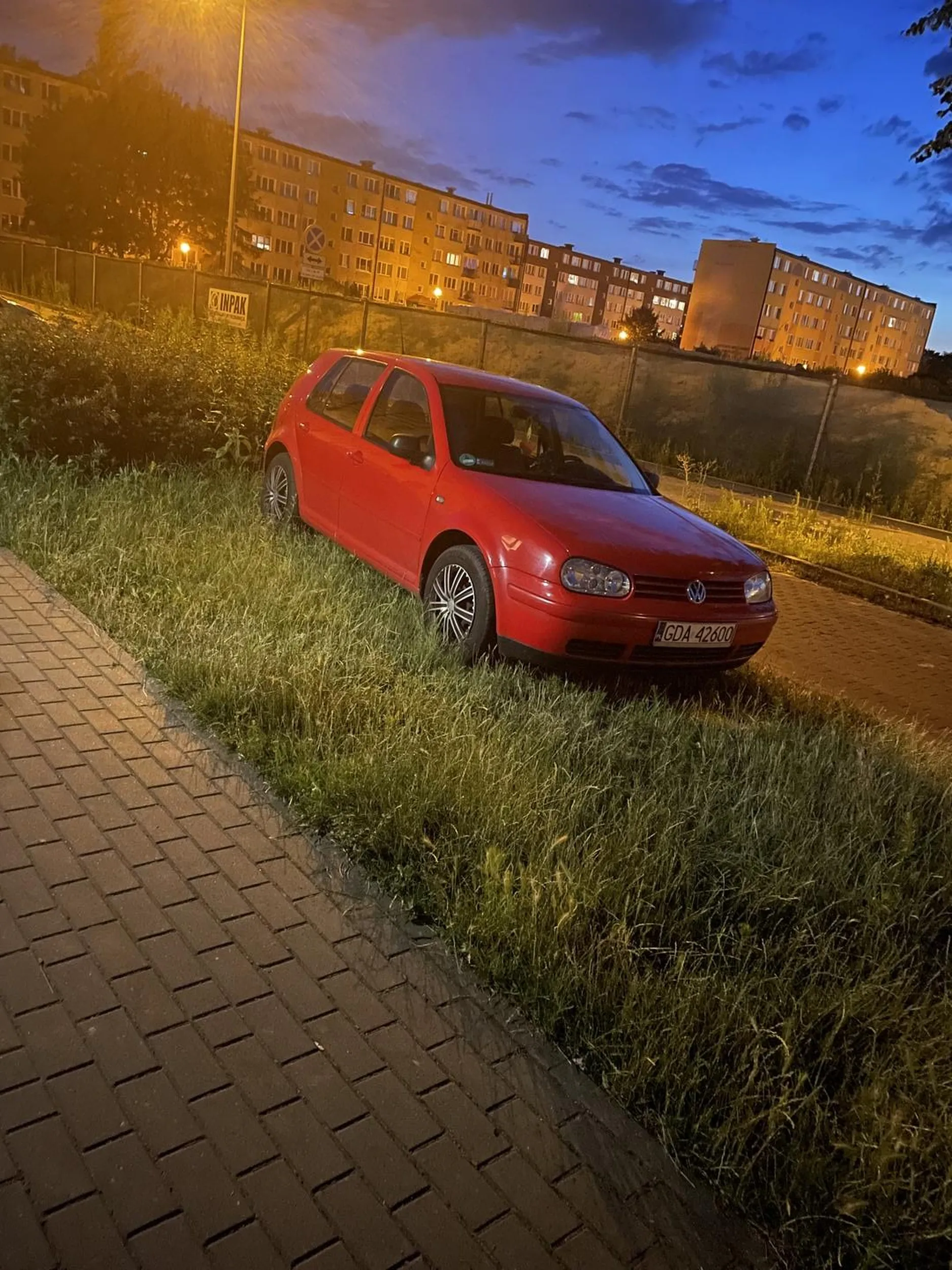 Jak za daleko do domku, to można było pod samymi schodami zaparkować albo do salonu wjechać.