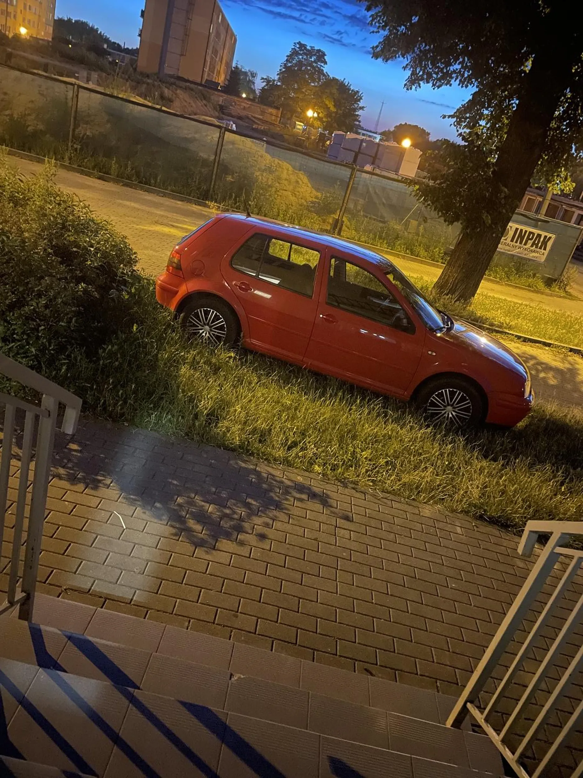 Jak za daleko do domku, to można było pod samymi schodami zaparkować albo do salonu wjechać.