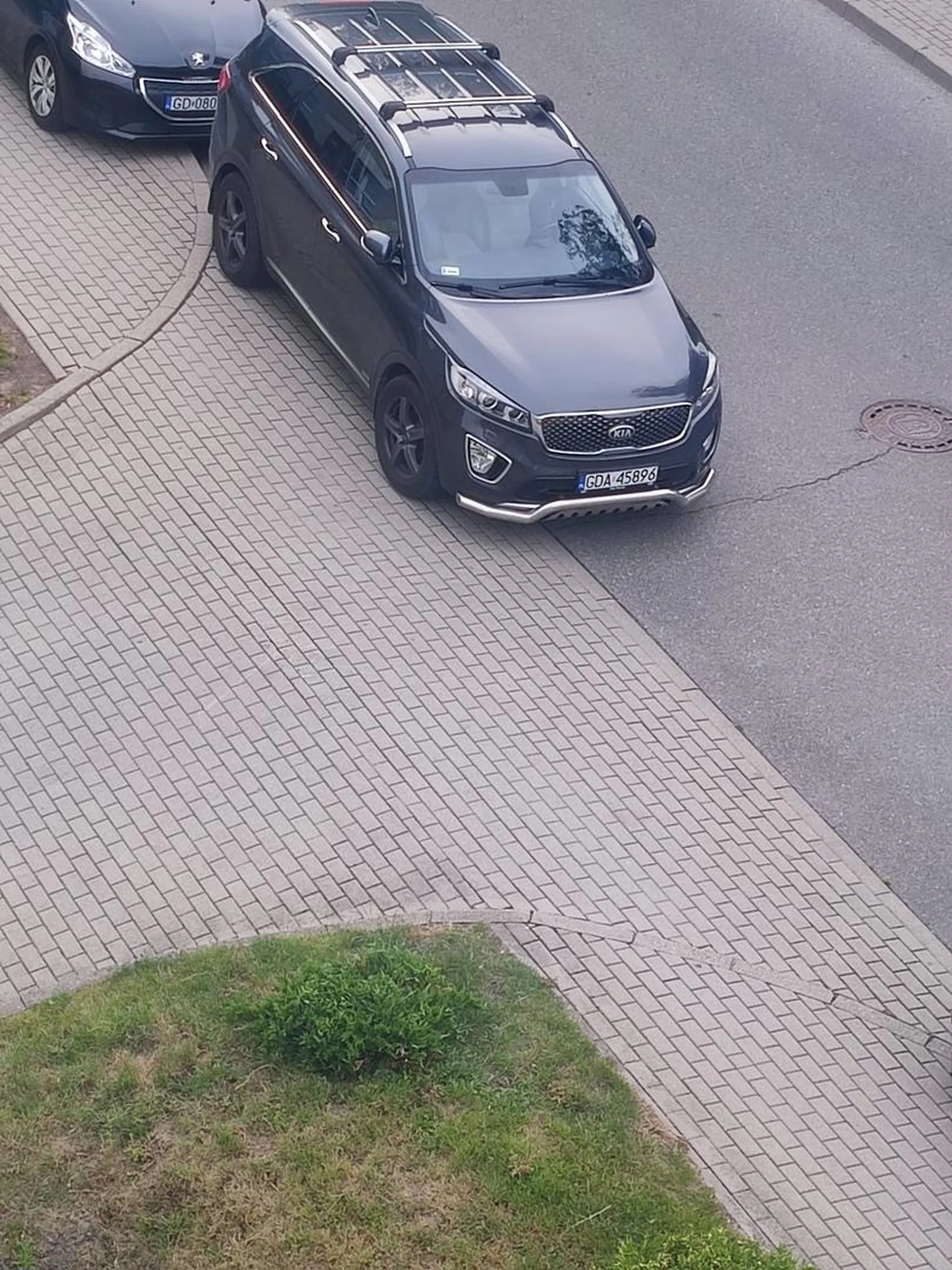 Nie ma to jak zablokować wyjazd z parkingu.