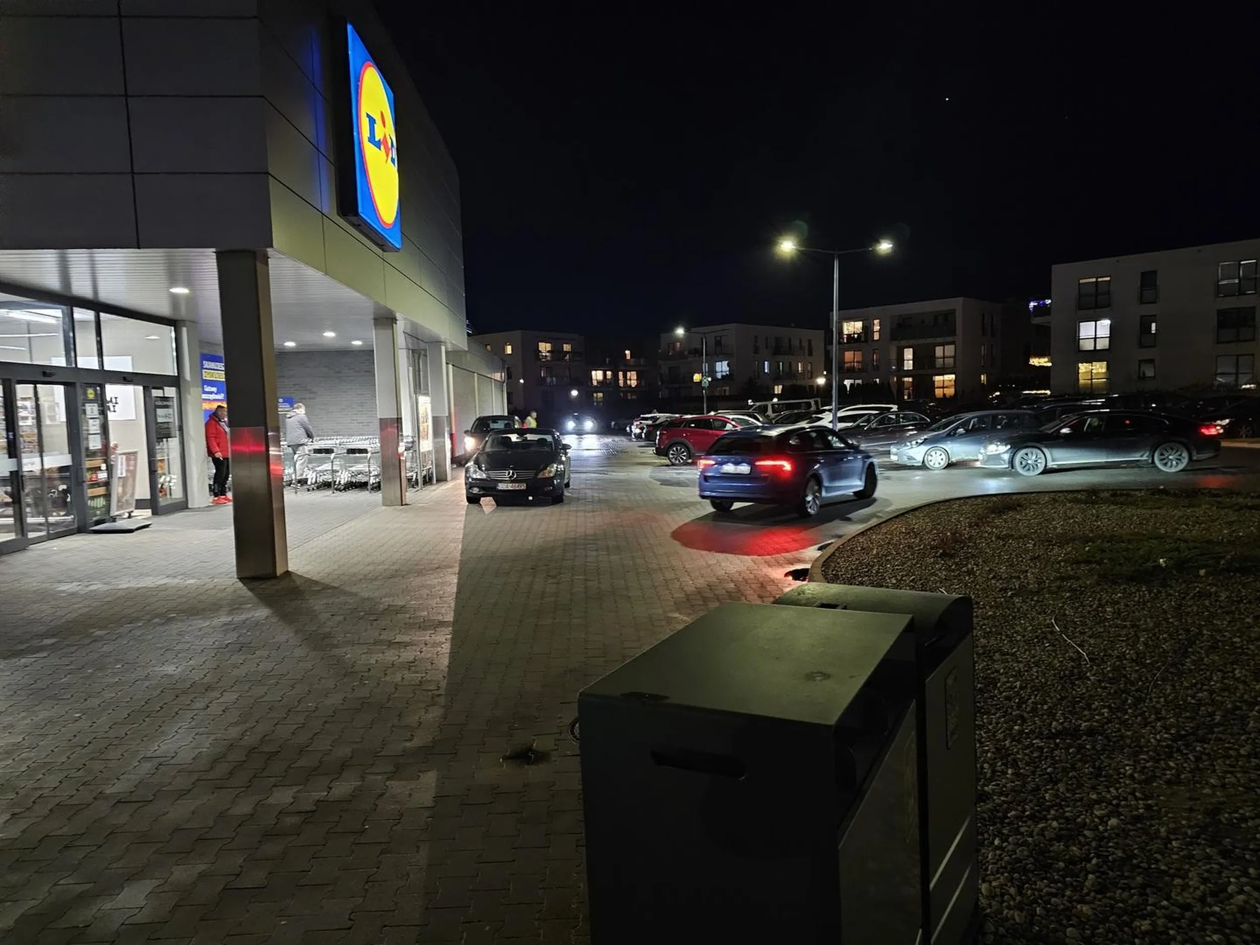 Jakby te drzwi do lidla były szersze to by tam wjechał do środka pewnie. Pół parkingu i było puste, ale nie, szeryf musi zaparkować pod drzwiami. Kto wam daje te prawa jazdy...