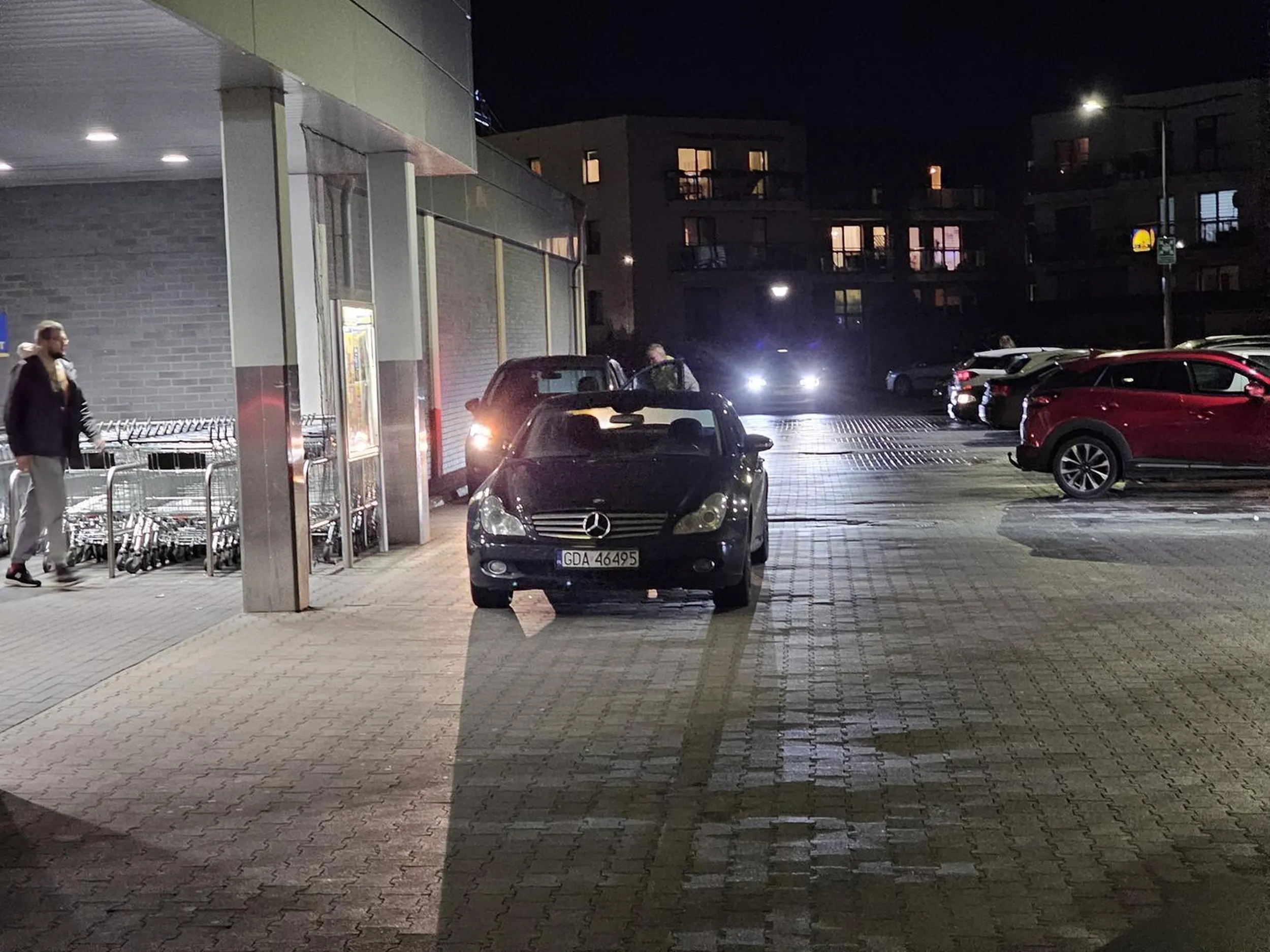 Jakby te drzwi do lidla były szersze to by tam wjechał do środka pewnie. Pół parkingu i było puste, ale nie, szeryf musi zaparkować pod drzwiami. Kto wam daje te prawa jazdy...