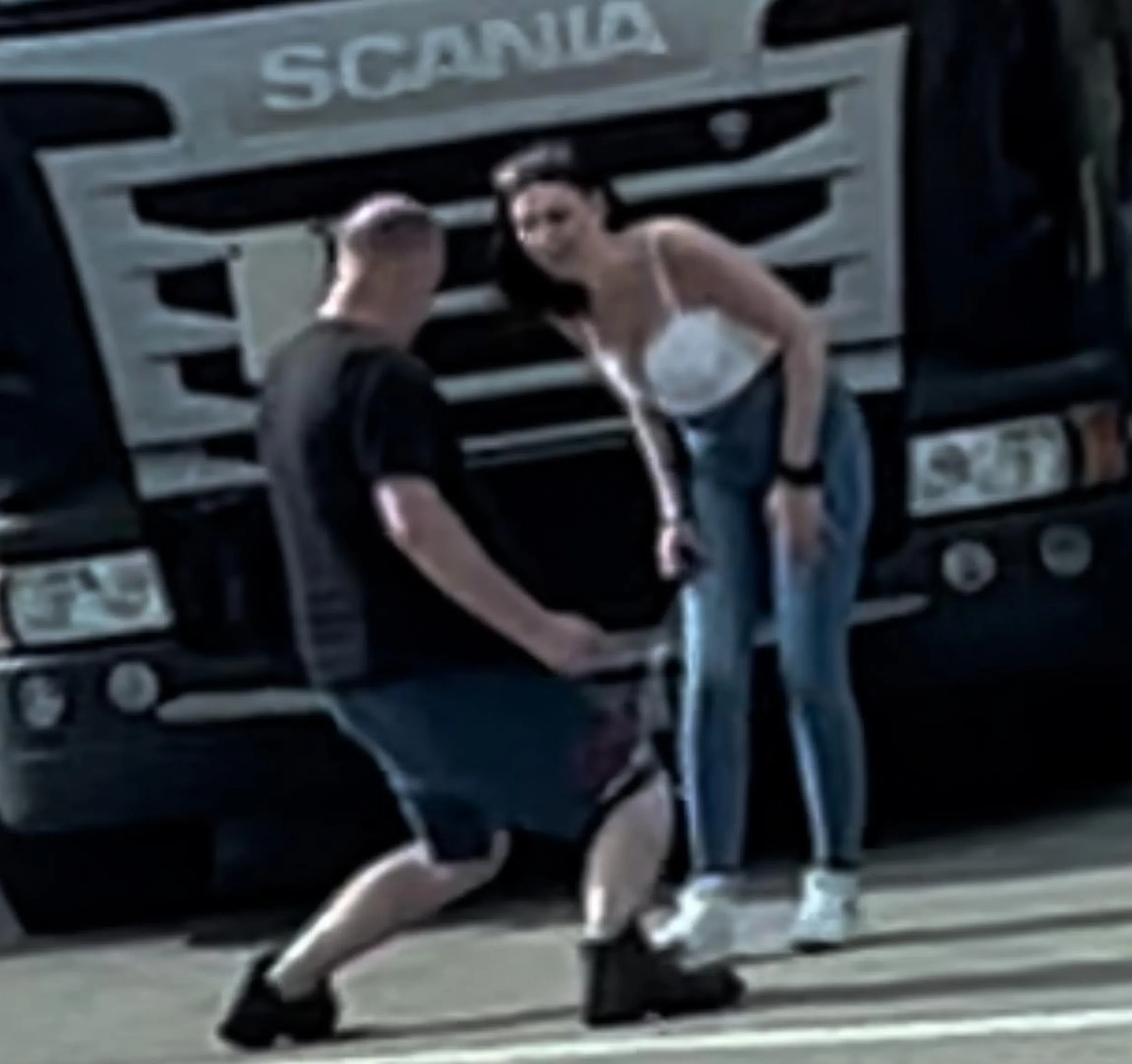 Droga firmo Union Transport Sp. z o.o. Sp. Komandytowa z Rusocina tak się bawi, chleje, wynajmuje panienkę do towarzystwa, ćpa , tańczy, uprawia s*eks w kabinie i skandalicznie zachowuje się twój kierowca na parkingu James Cookweg 31, 5928 LJ Venlo, Holandia. Cała społeczność kierowców musiała ten obraz nędzy i rozpaczy oglądać w weekend 18/19.05.2024. Na weekendową pauzę przyjeżdża się wypaczać a nie słuchać ryków, krzyków, pisków i głośnej muzyki bo twój kierowca jest z dala od domu i mu lejce puściły, siara po całości