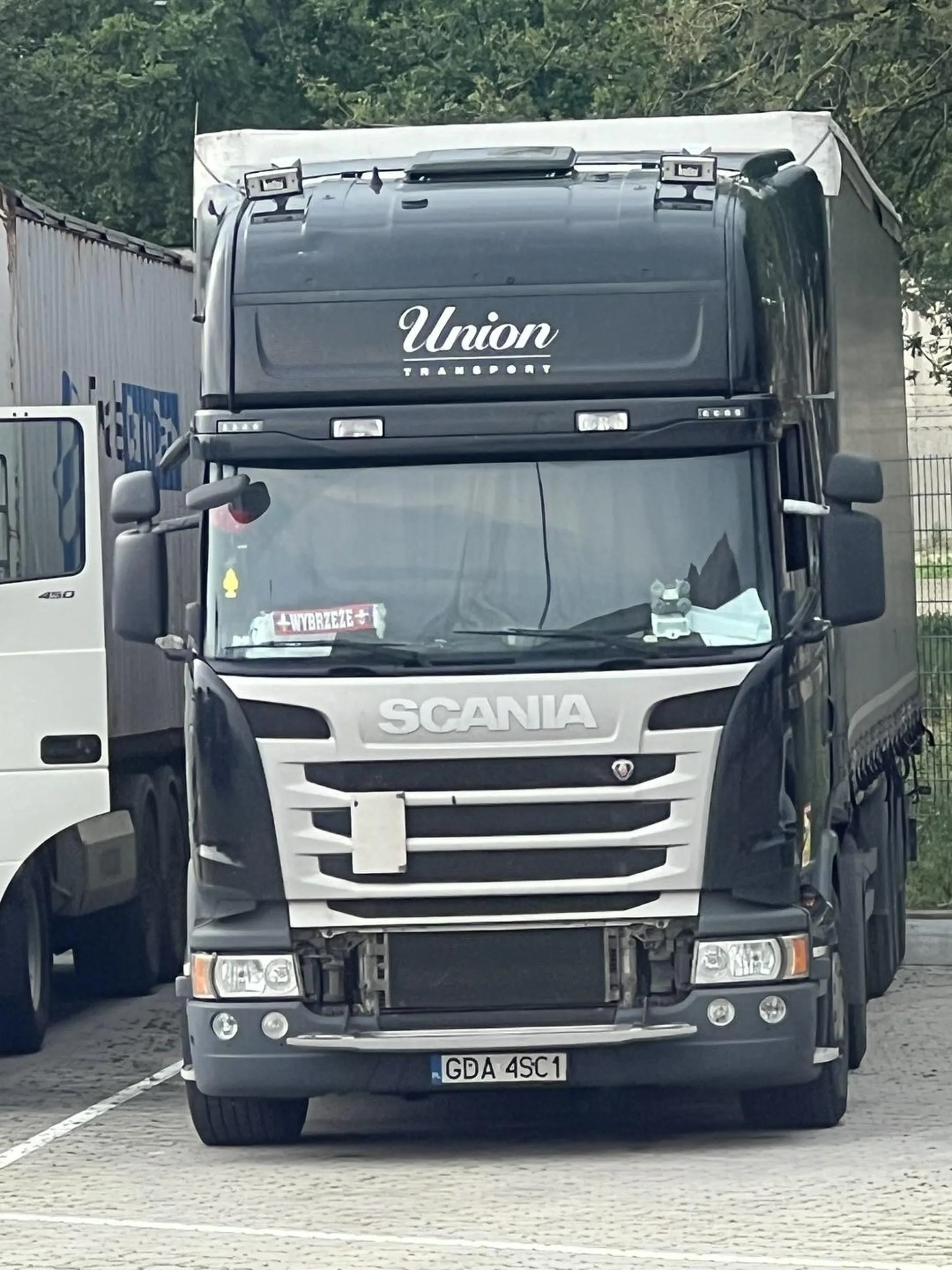 Droga firmo Union Transport Sp. z o.o. Sp. Komandytowa z Rusocina tak się bawi, chleje, wynajmuje panienkę do towarzystwa, ćpa , tańczy, uprawia s*eks w kabinie i skandalicznie zachowuje się twój kierowca na parkingu James Cookweg 31, 5928 LJ Venlo, Holandia. Cała społeczność kierowców musiała ten obraz nędzy i rozpaczy oglądać w weekend 18/19.05.2024. Na weekendową pauzę przyjeżdża się wypaczać a nie słuchać ryków, krzyków, pisków i głośnej muzyki bo twój kierowca jest z dala od domu i mu lejce puściły, siara po całości