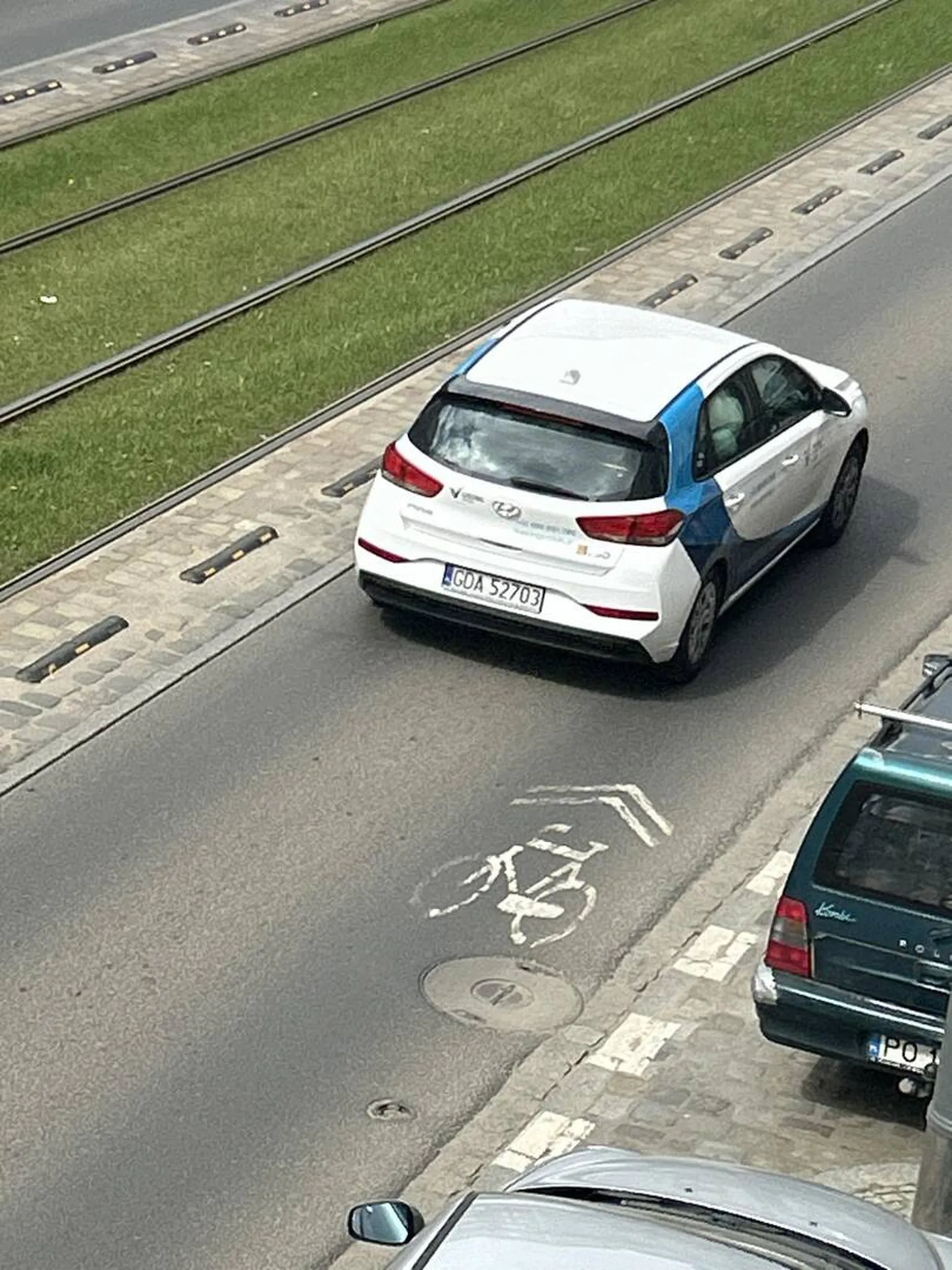 Stoi na niewłaściwych miejscach blokując ruch i wjazd do bramy