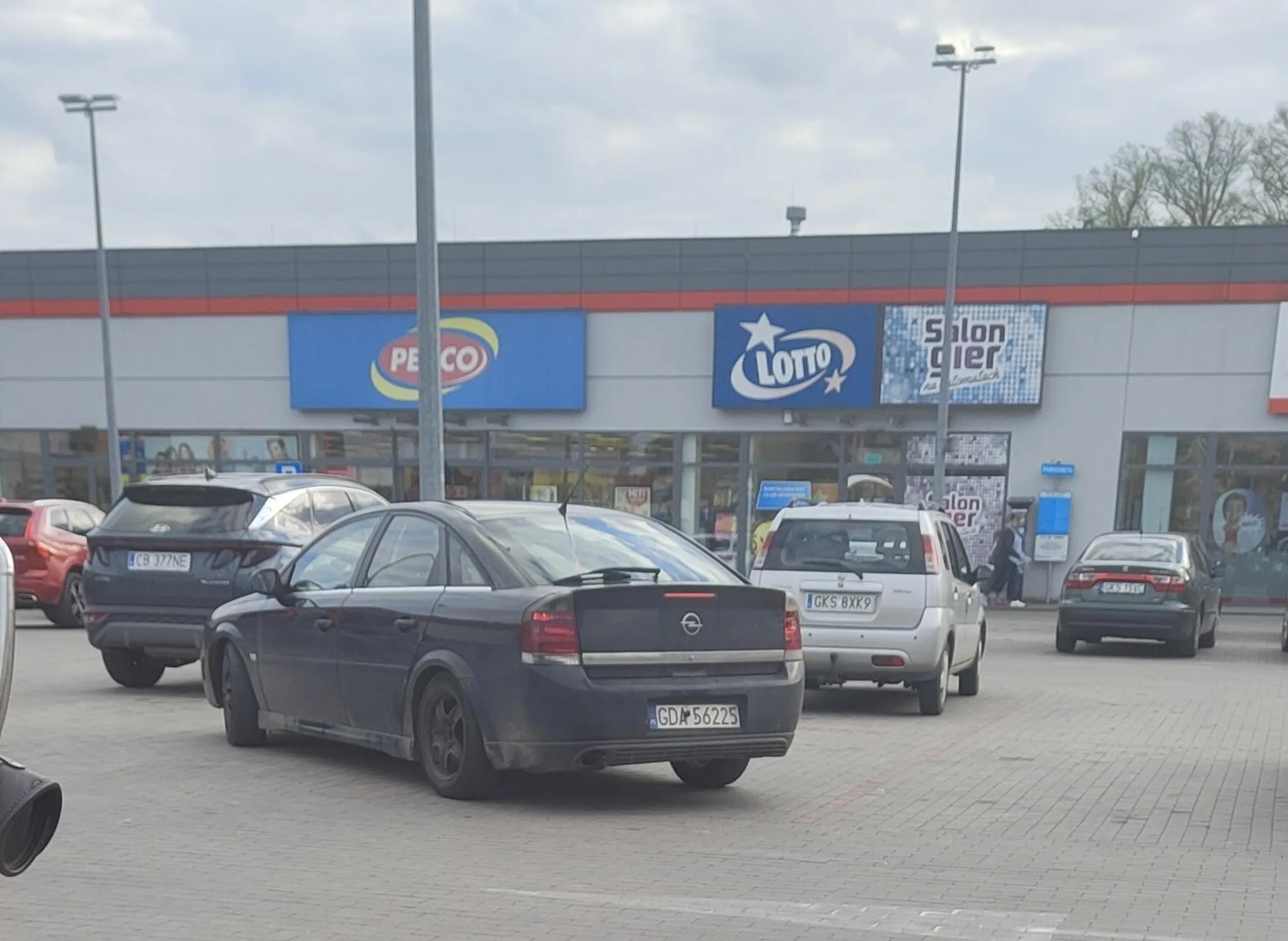 Parkuje byle jak, jeździć nie umie wygrała chyba prawko w chipsach
