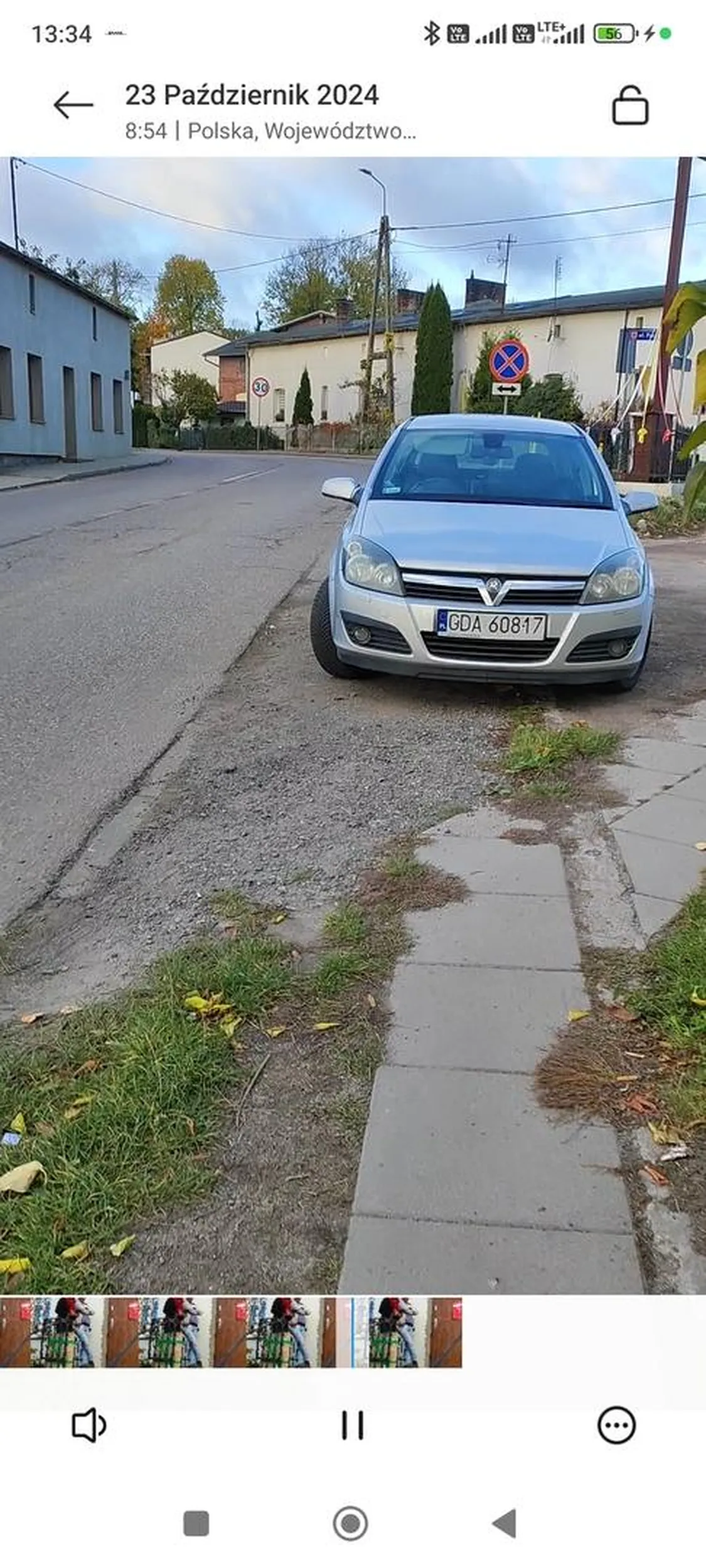 Lubi zablokować wjazd na parking. I uważa, że dobrze zrobił.