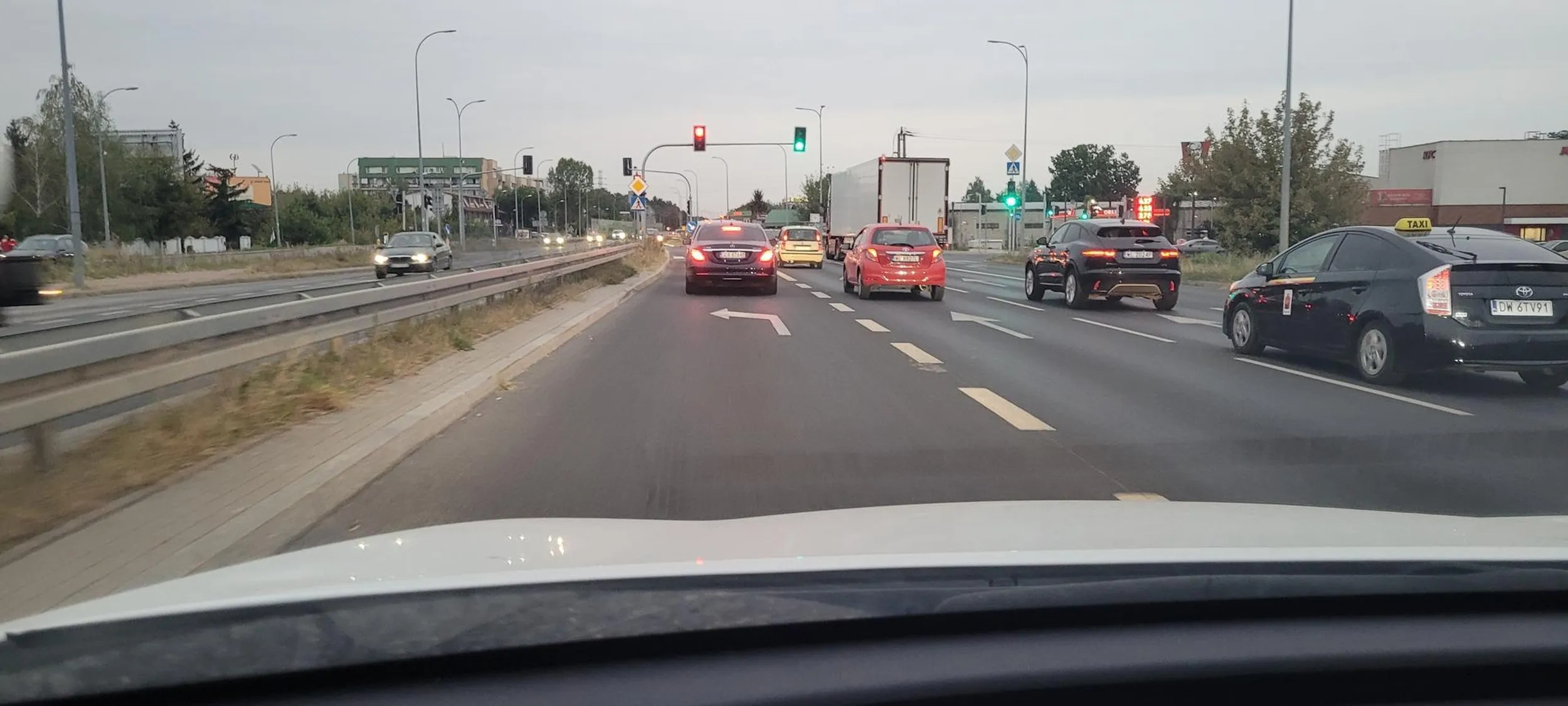 Niestety nie udało nam się porozmawiać, bo kozak się wystraszył i z dużym zaangażowaniem uciekał osiedlowymi uliczkami. Szkoda:(