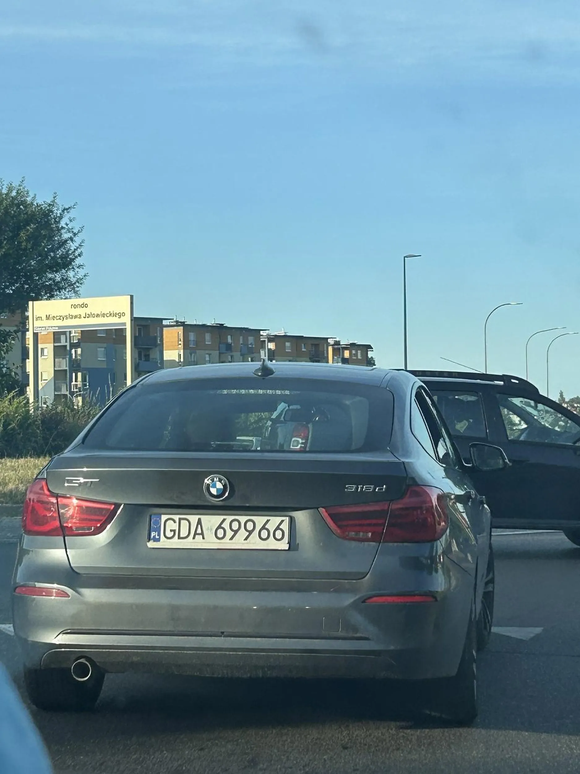 Pan chyba powinien nauczyć się przepisów na nowo. Przepuszczaliśmy pieszych na zielonym świetle a ten pan zatrąbił nas, wyprzedził na pasach i jechał 110km/h przy zakrętach na których są często wypadki przypominam że to teren zabudowany.