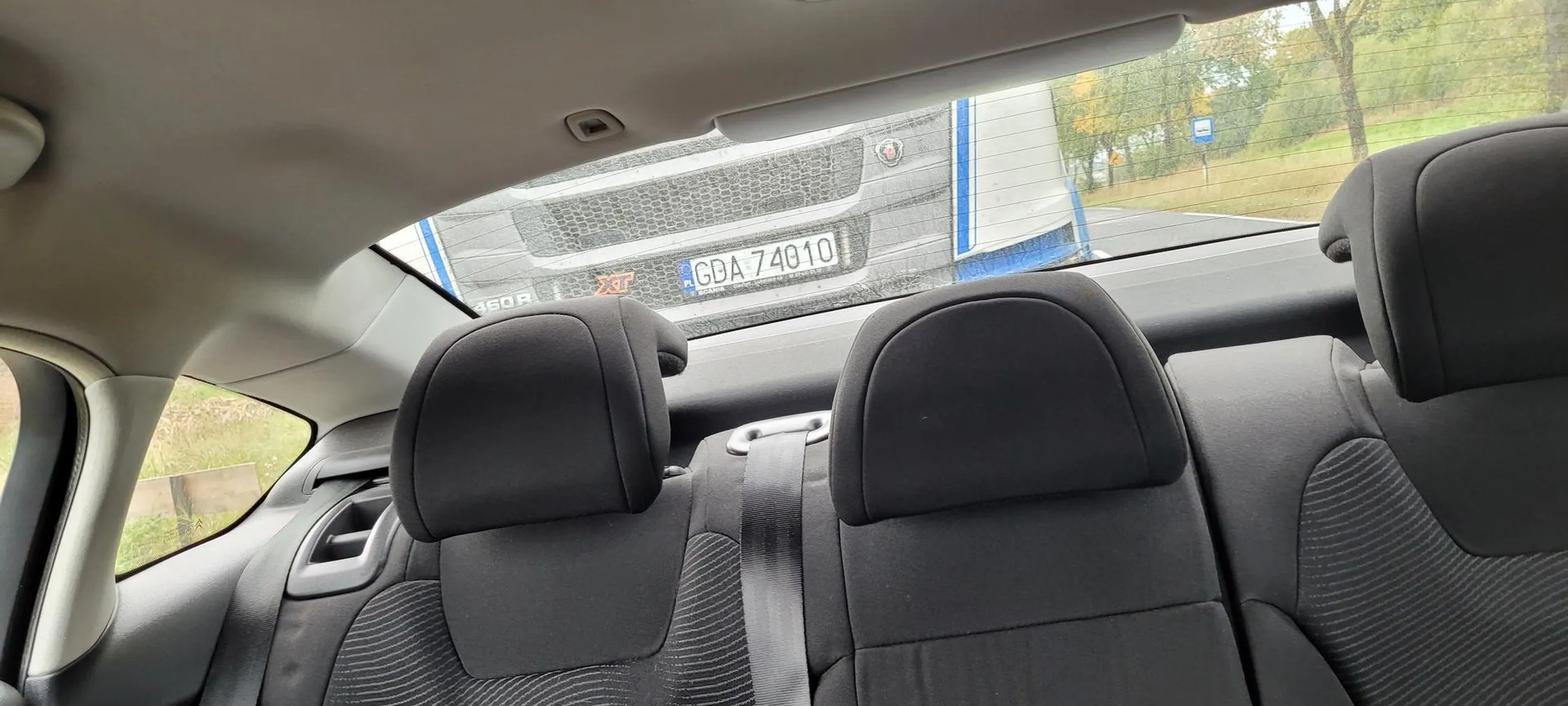 cały czas podjerzdał mi pod dupe, trąbił i mrygał światłami nawet wtedy gdy jechałem więcej niz pozwalają na to znaki