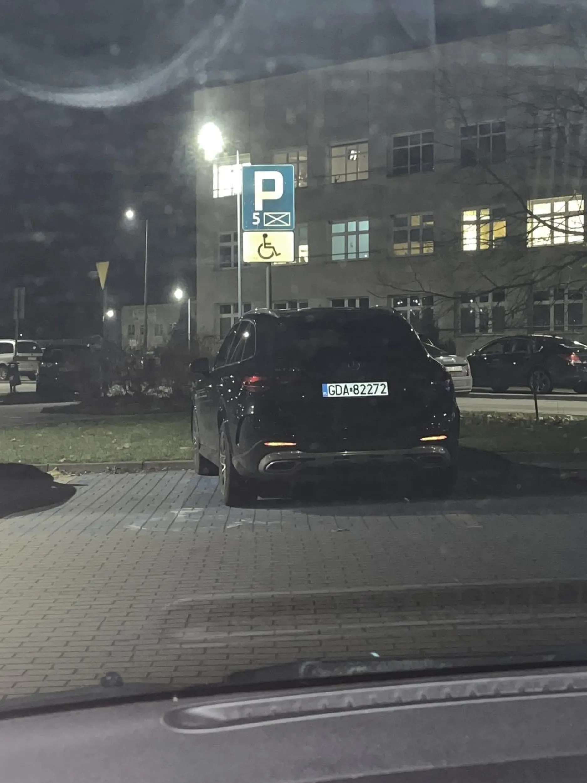 Mając tyle miejsca i tak zaparkować na skos i na linii to trzeba na prawdę być upośledzonym ruchowo