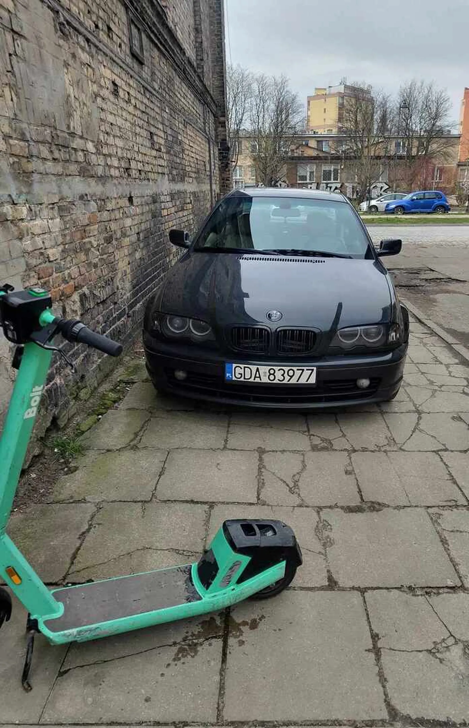 Cały chodnik zajęty, typowy kierowca BMW