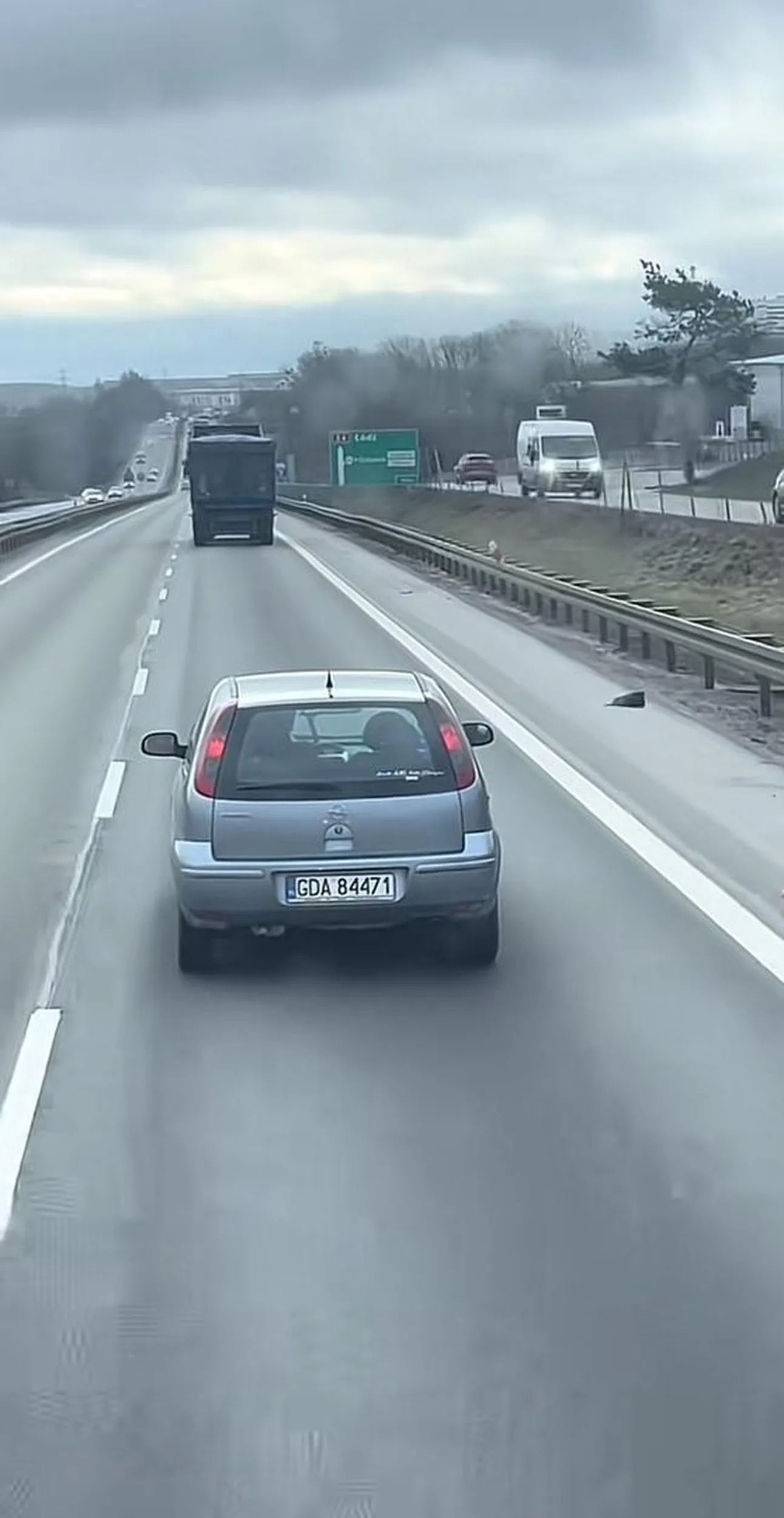 Nauczyciel uczy jeździć ciężarówki zatrzyma