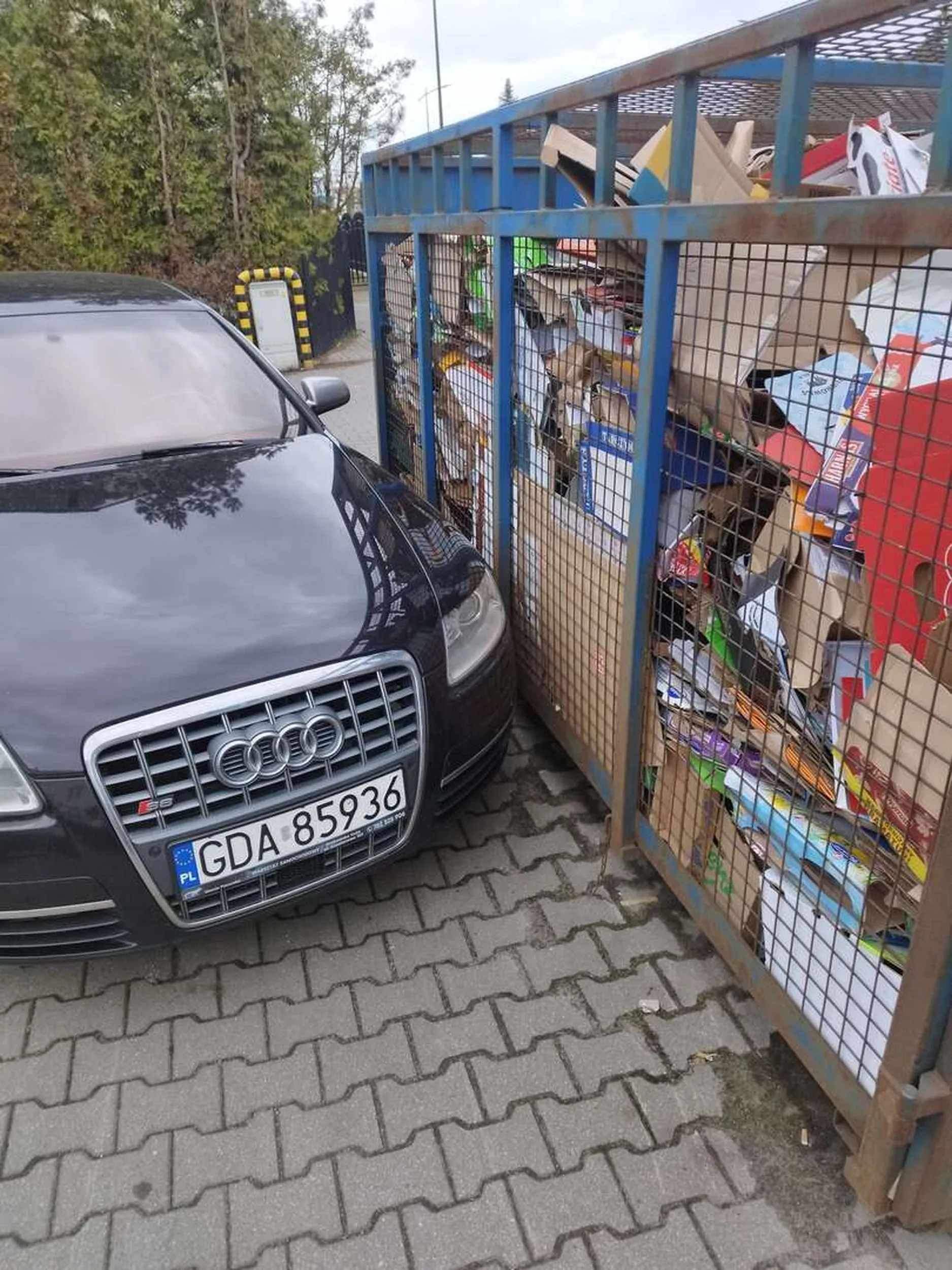 Nie polecam kierowcy zablokował chodnik i musiałam przechodzić z wózkiem na drugą stronę ulicy.