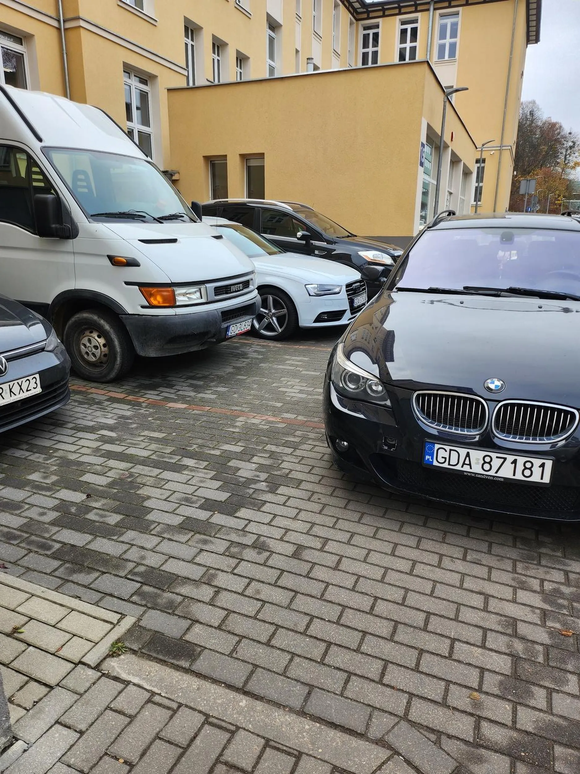 Burak w beemwu zastawia inne samochody tak, że nie można wyjechać.