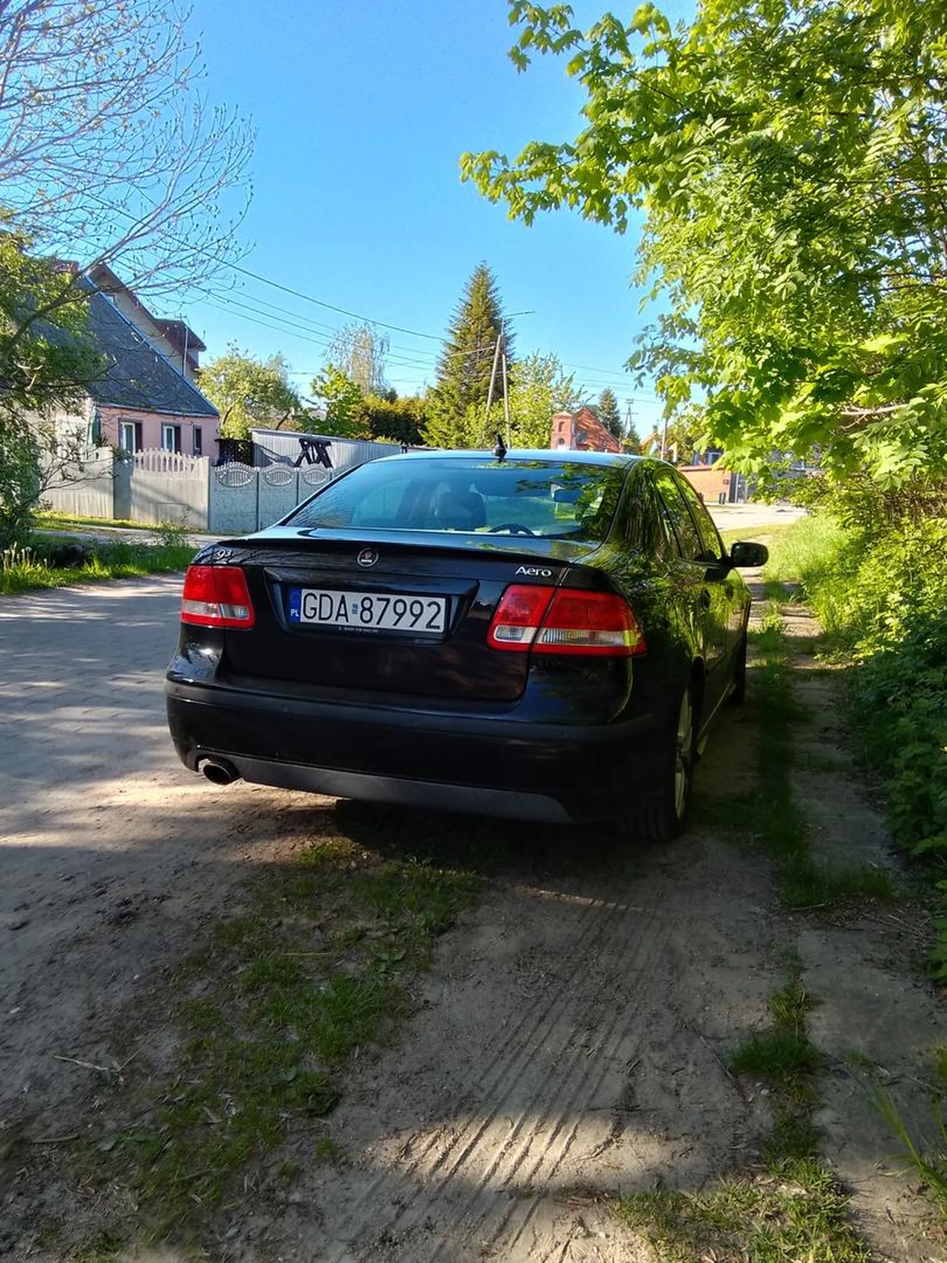 Gość wyjęty z pod prawą staje na środku chodnika