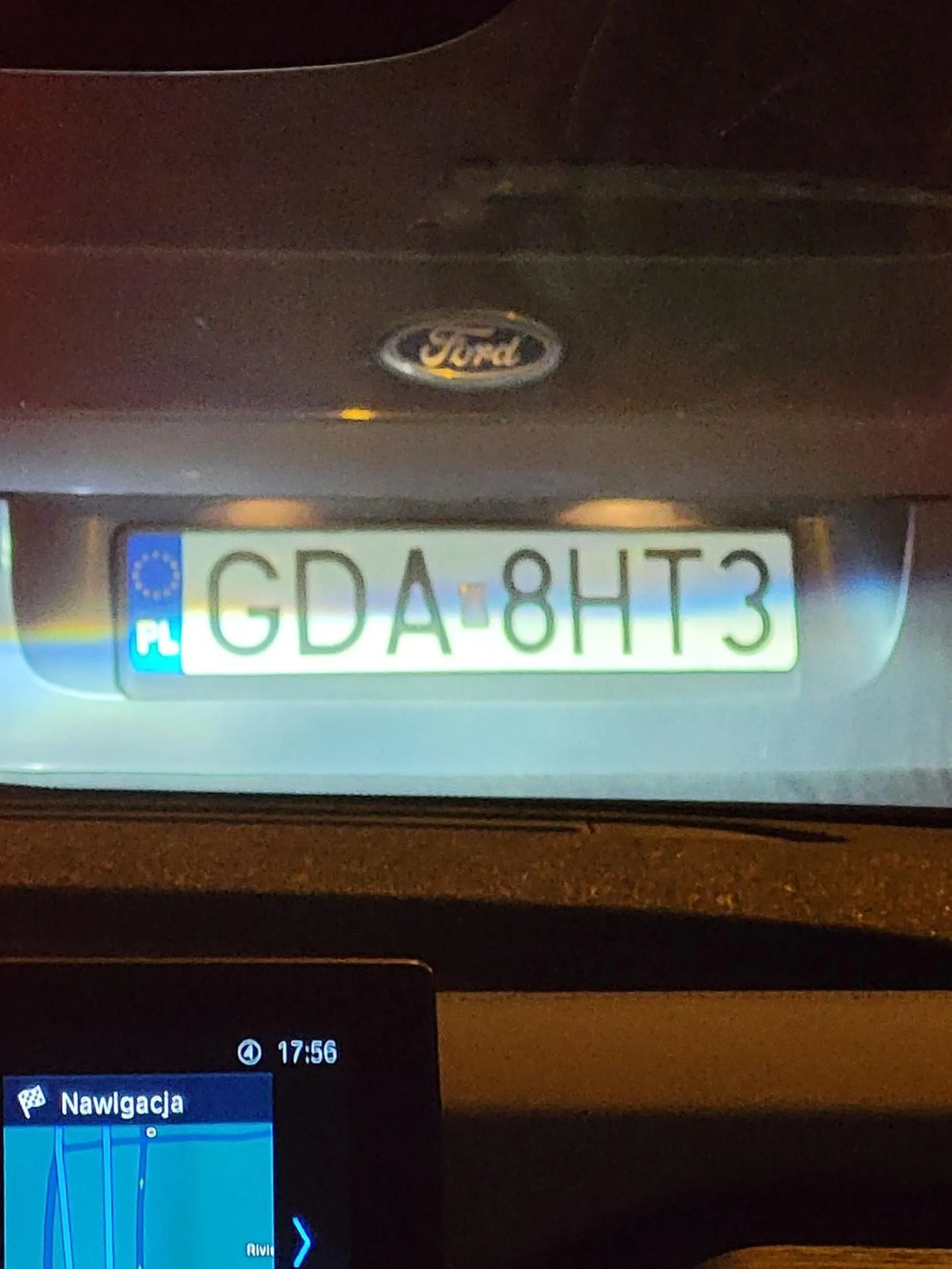 Wrąbał sie bez kierunkowskazu i prawie uderzyl uwazajcie na niego!!! Nienormalny!!!