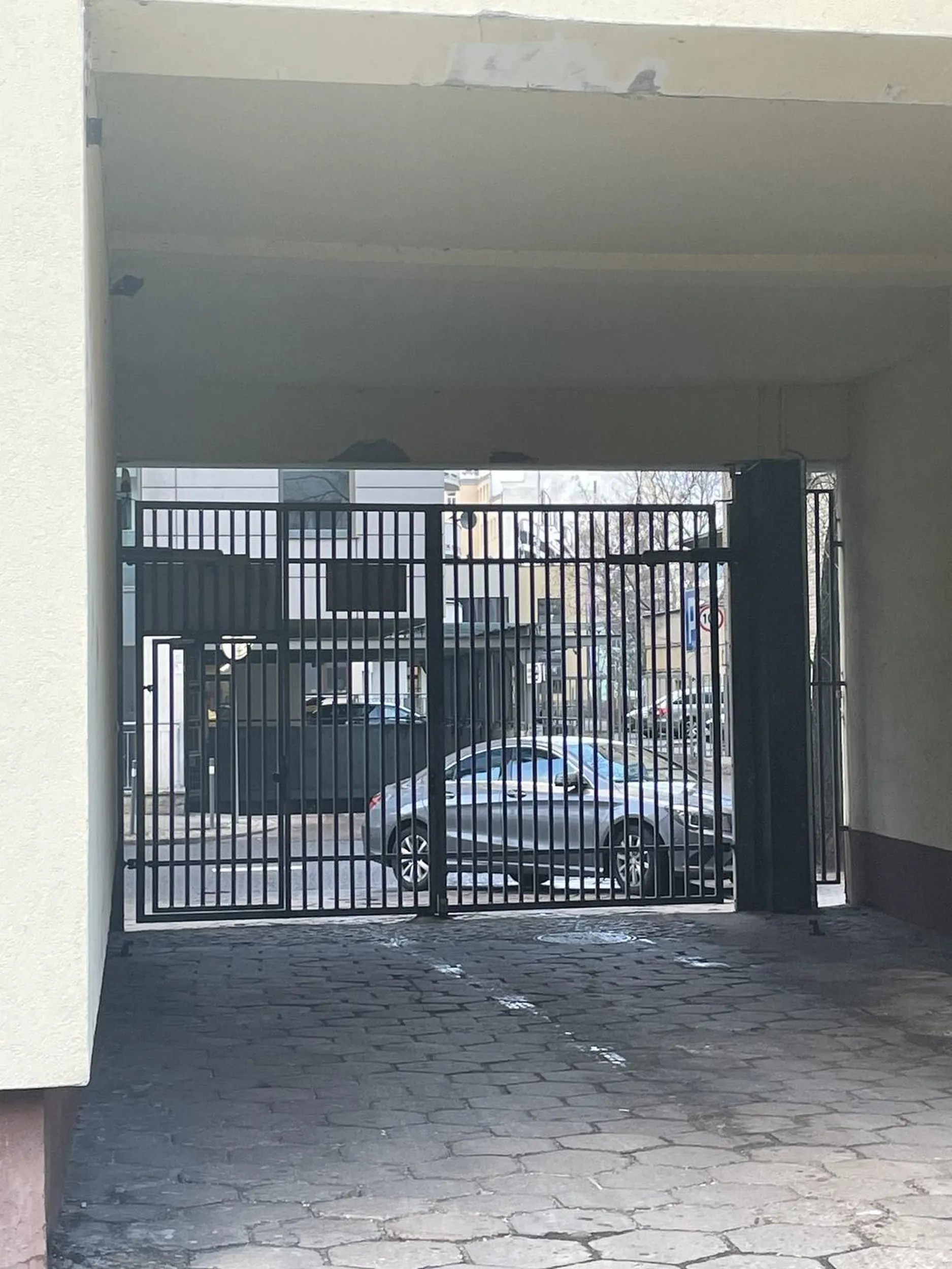 Nie umie parkować, może się to wiązać z nieumiejętnością czytania, inaczej odszyfrowałby magiczne napisy na bramie „droga pożarowa, nie parkować”.