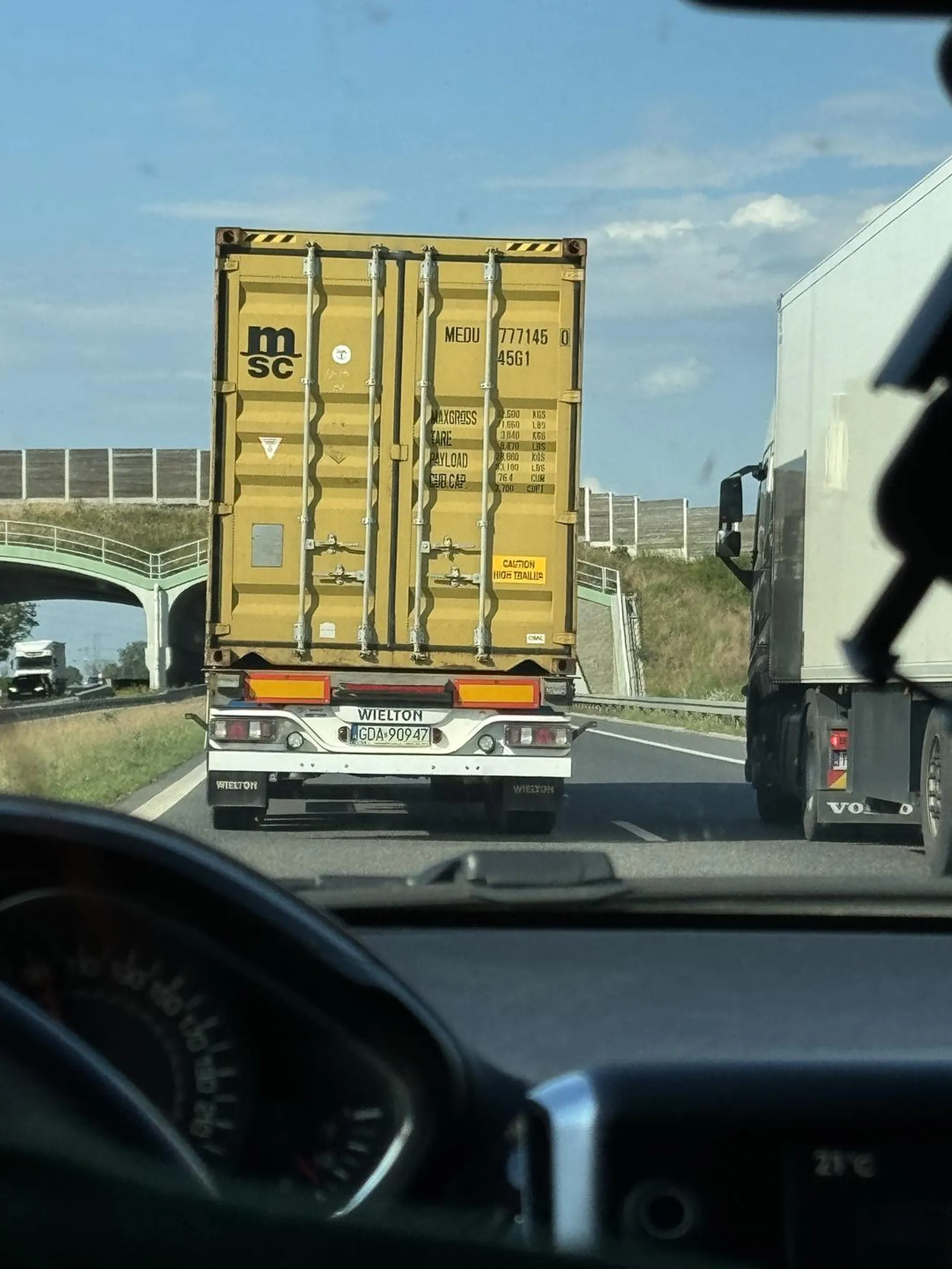 Burak wyprzedza na S’ce i blokuje 2 pasy nie pozdrawiam