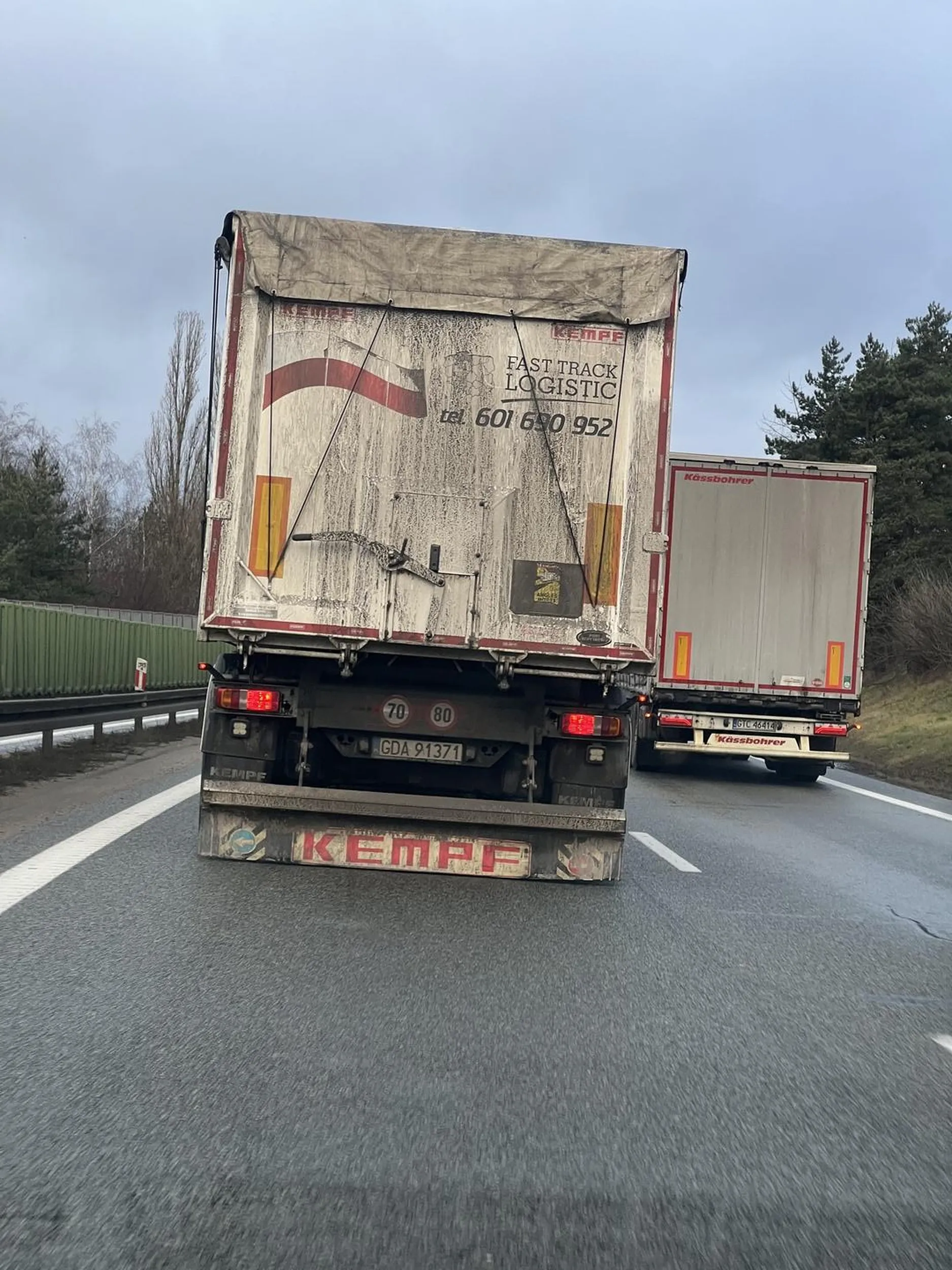 Zrozum brudasie, że miejsce ciężarówek jest na prawym pasie.