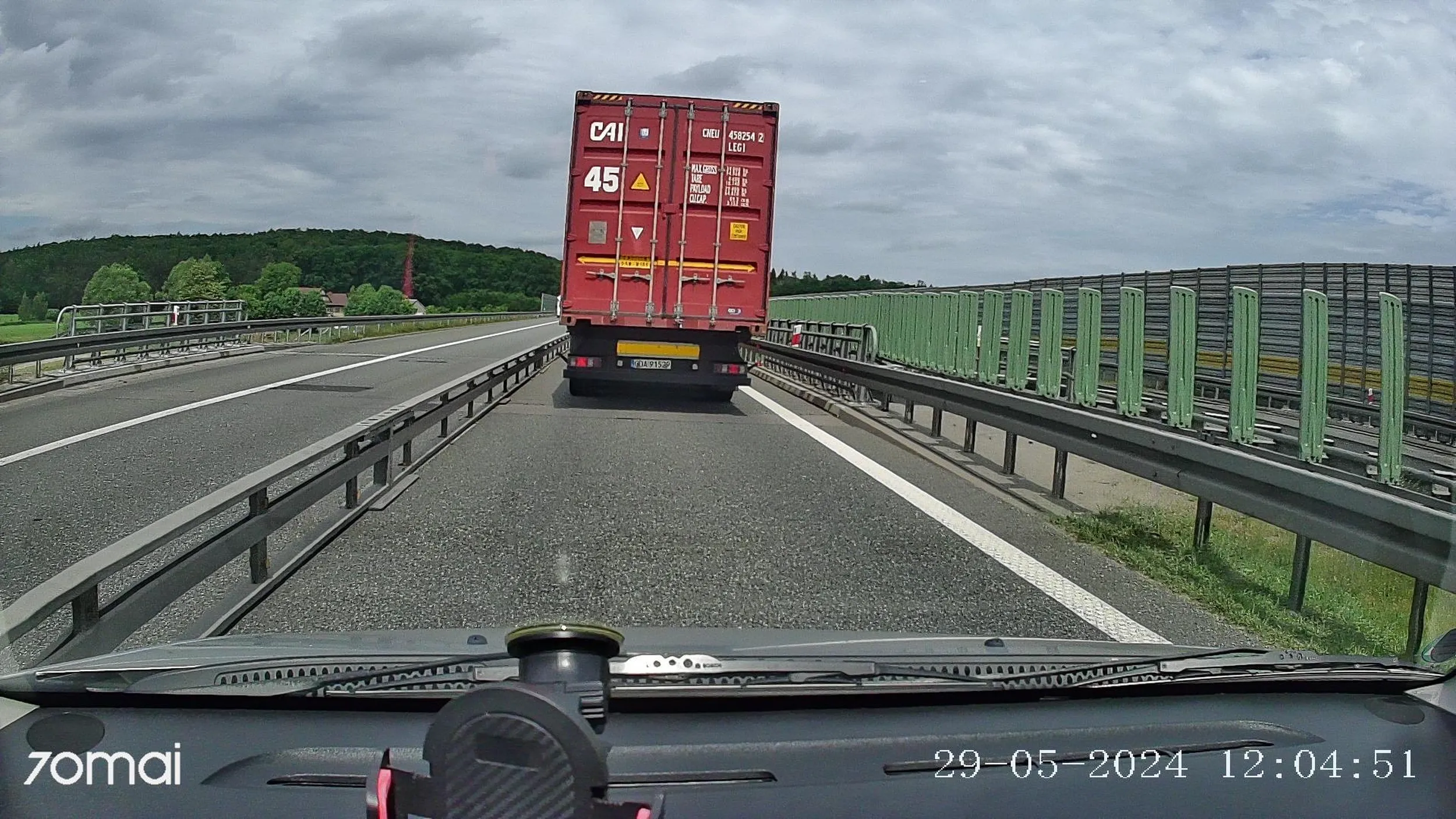 Chamski kierowca ciężarówki na autostradzie A1