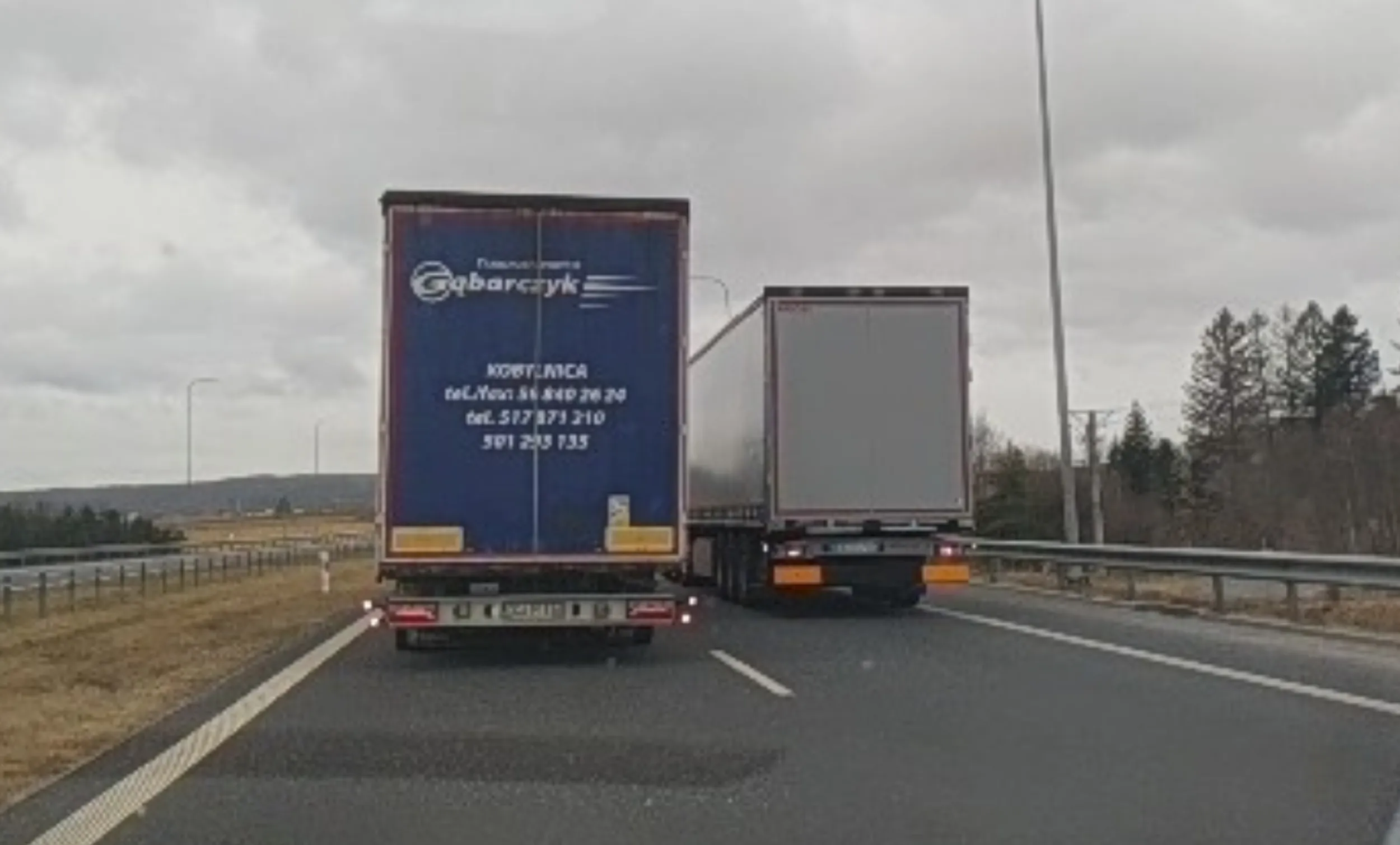 Wyprzedza tir inne tiry na S6 i spowalnia ruch