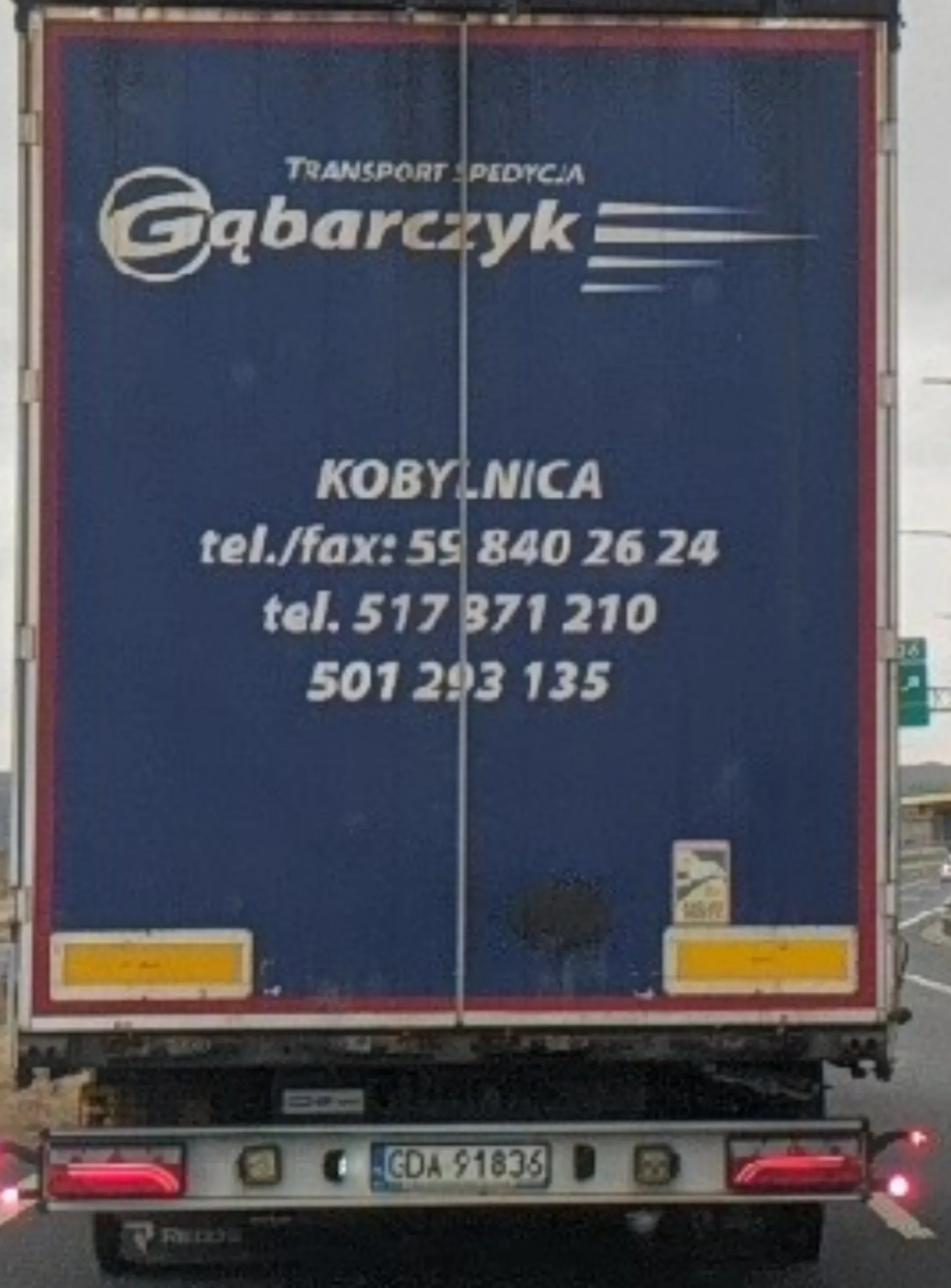 Wyprzedza tir inne tiry na S6 i spowalnia ruch