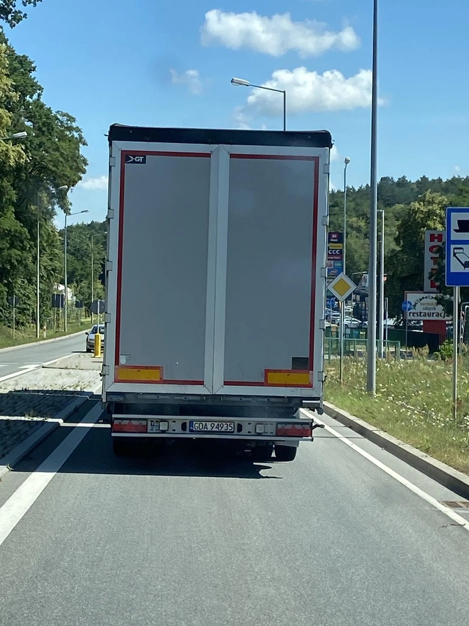 Kolego, ciężarówka w zabudowanym 98km/h to gruba przesada.