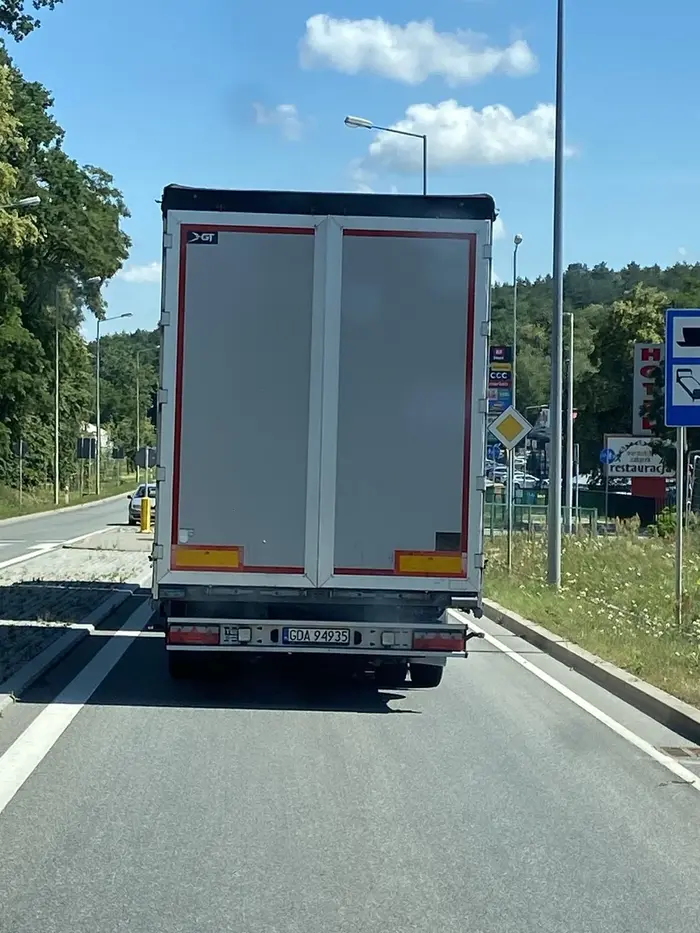 Kolego, ciężarówka w zabudowanym 98km/h to gruba przesada.