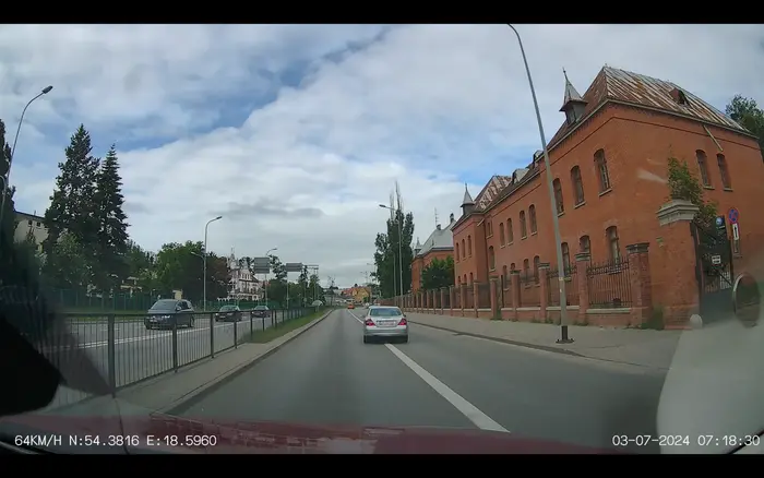 Linii ciągłej się nie przekracza.