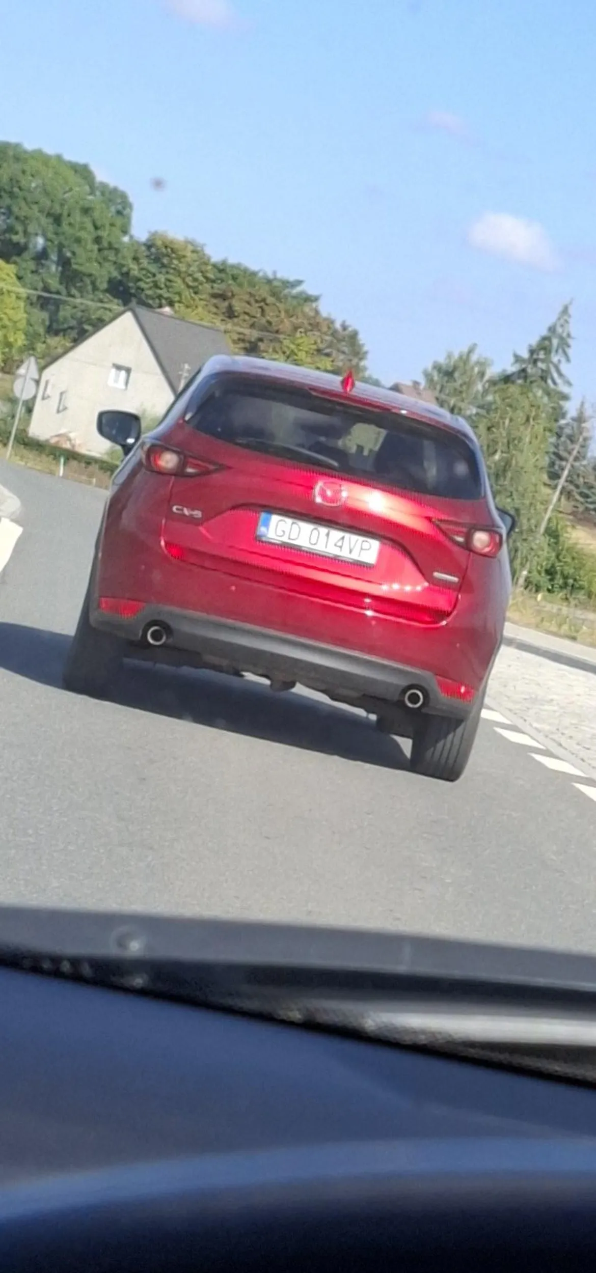 Spowalnia ruch stary uj. W zabudowanym 35km/h a poza 60, chyba że jest okazja wyprzedzić to wtedy jedzie ponad 90.