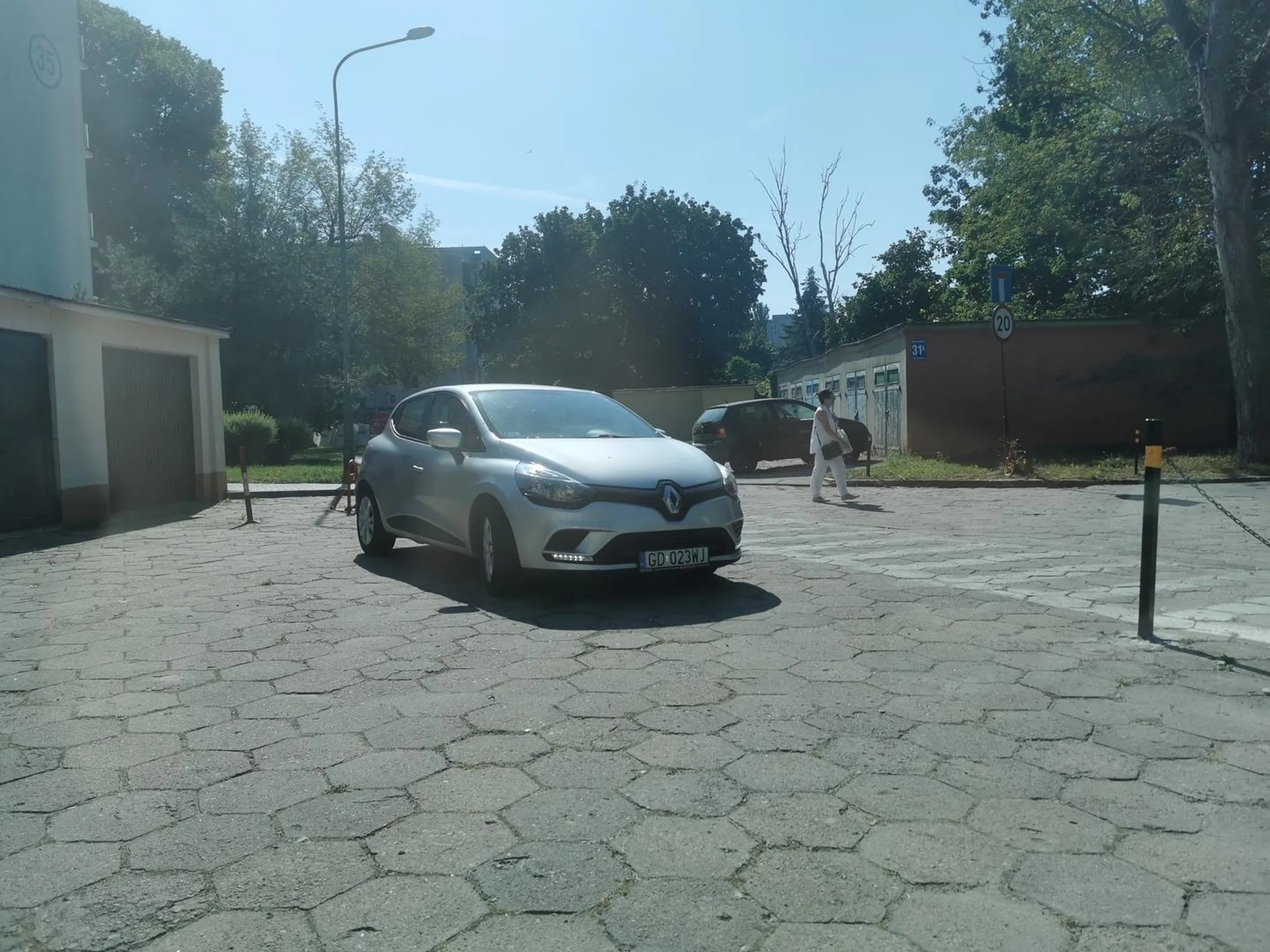 Zastawia wjazd do garażu