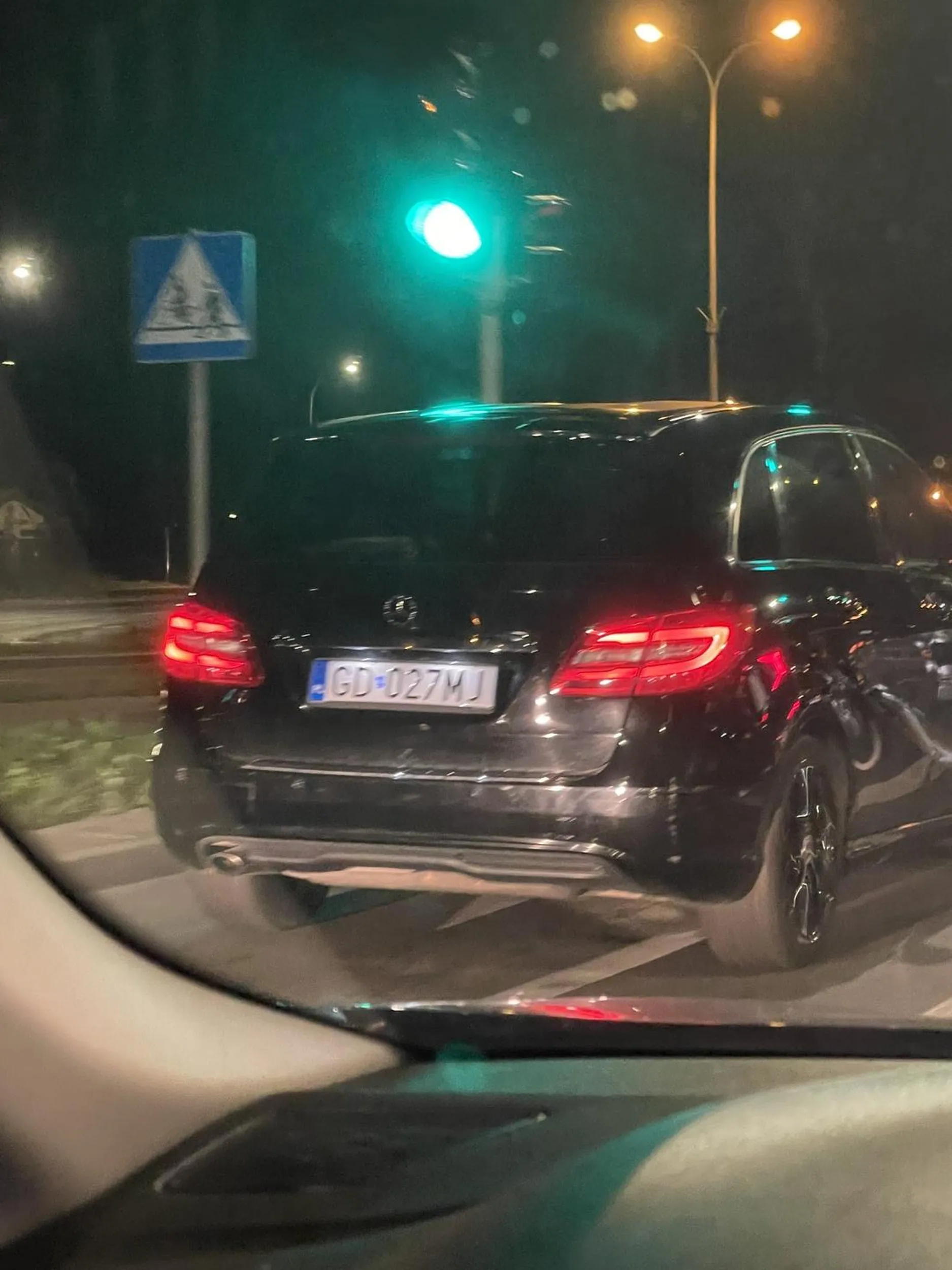 Ułom jedzie 20 na godzinę a jak go wyprzedzasz to trąbi i mruga długimi jak oszalały