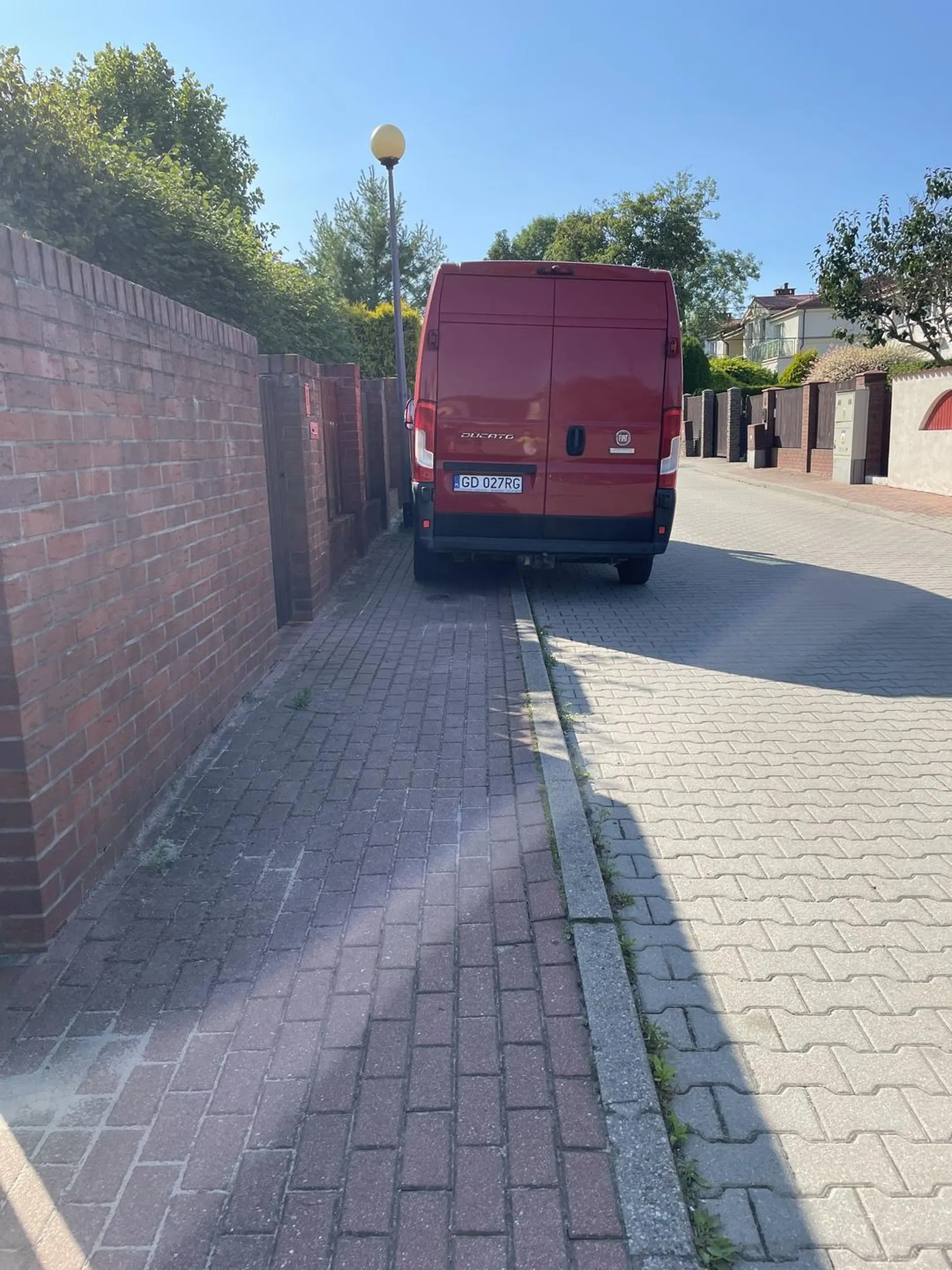 Parkuje na chodniku przy lampie i przejsc nie mozna. Prawko w chipsach chyba znalezione