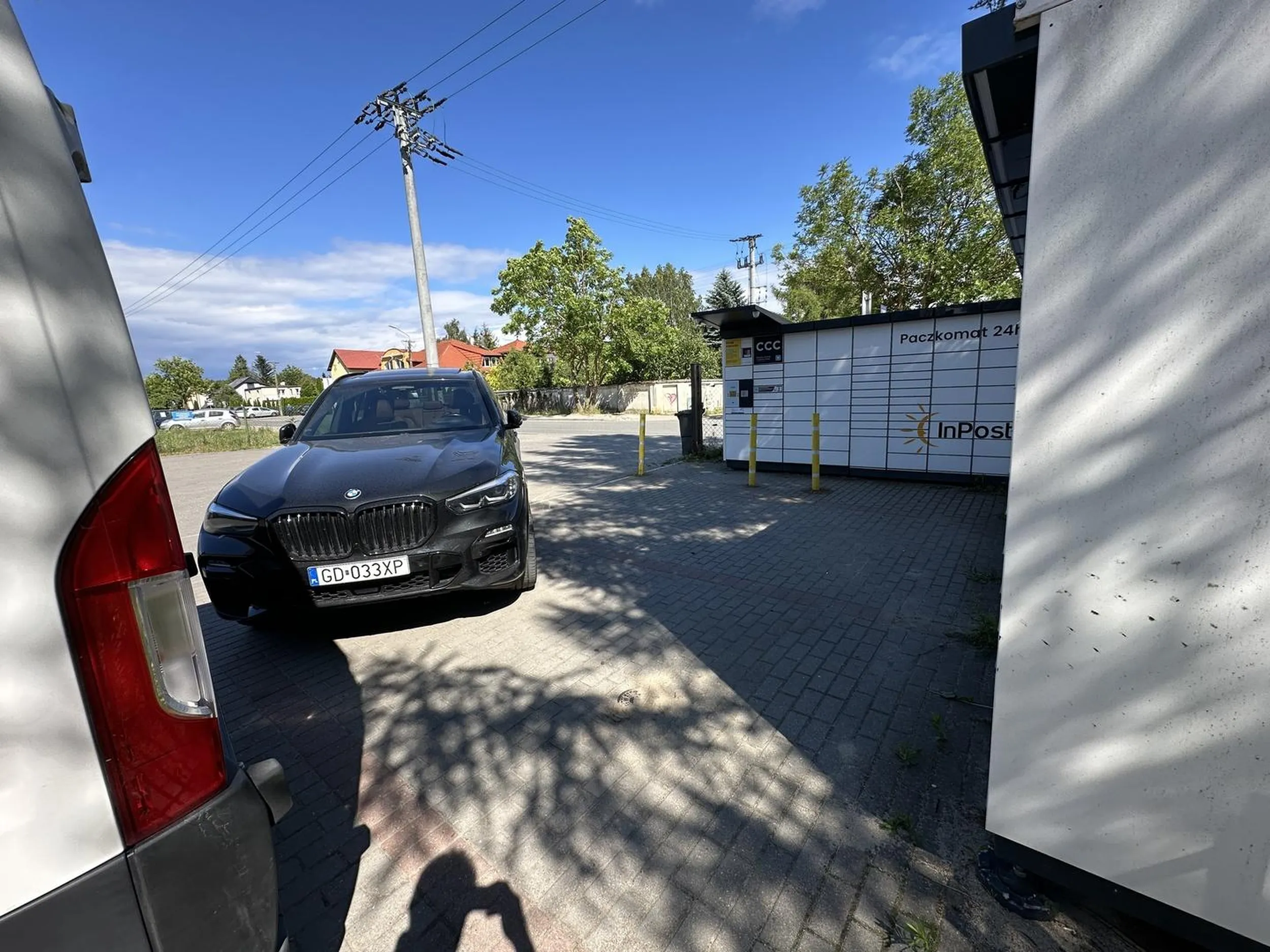 Nie elegancko jest stawać w poprzek. Tym bardziej zastawiając całkowity dostęp kurierowi do paczkomatu ?