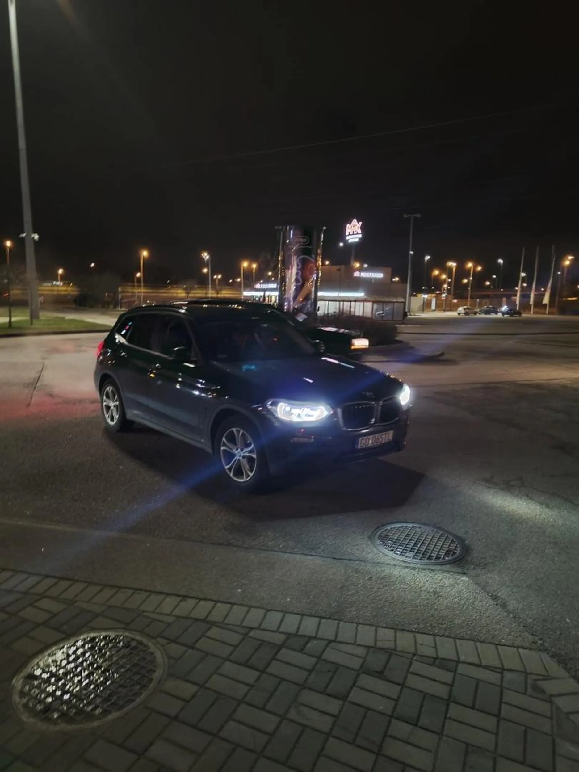 stoi na rondzie i nic sobie z tego nie robi